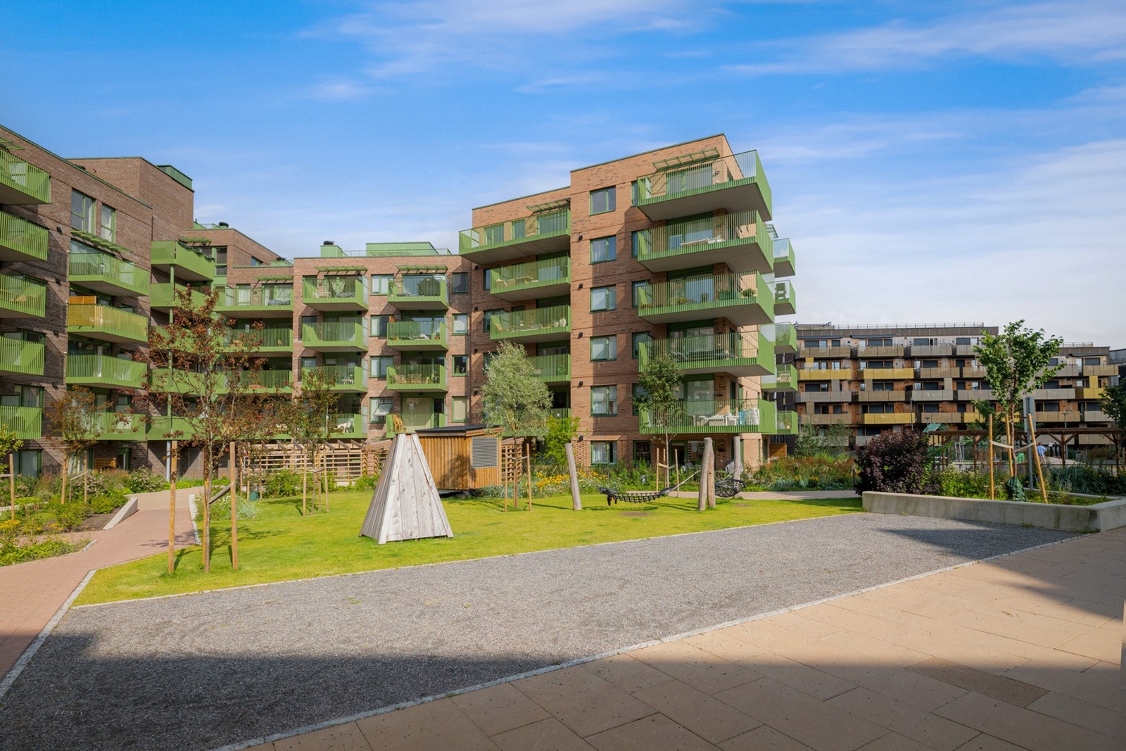 Løkentunet 13 har en meget sentral og attraktiv beliggenhet i et urbant og grønt bysentrum, med alt man trenger i umiddelbar nærhet. Galleribilde