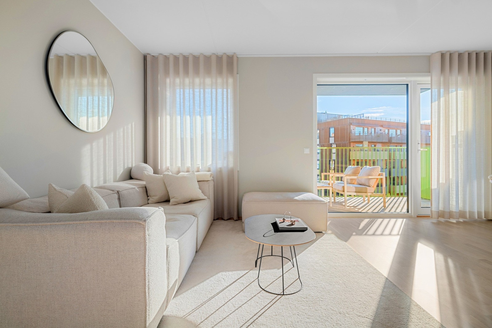 Store vindusflater som slipper inn godt med lys Galleribilde