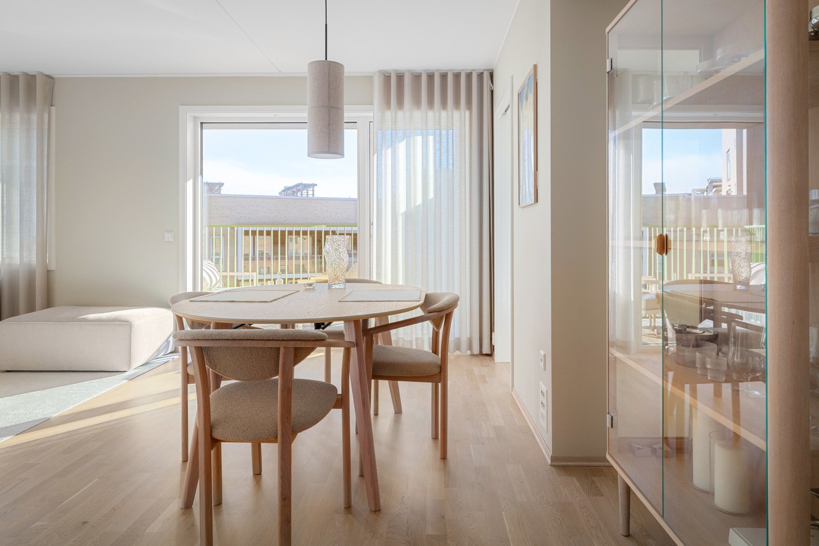 Utgang til en herlig balkong fra stue, som blir som en forlengelse av rommet på sommerstid Galleribilde