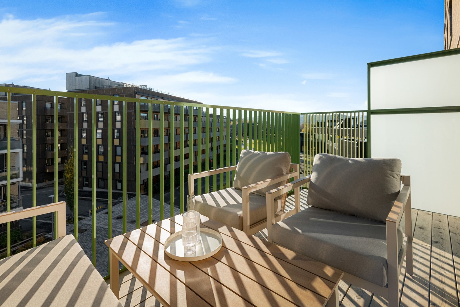 Skjermet og solrik balkong på 8 kvm med gode solforhold Galleribilde