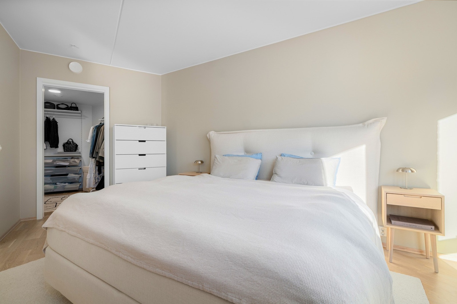 Hovedsoverom har i tillegg adkomst til en innvendig bod/walk in closet Galleribilde