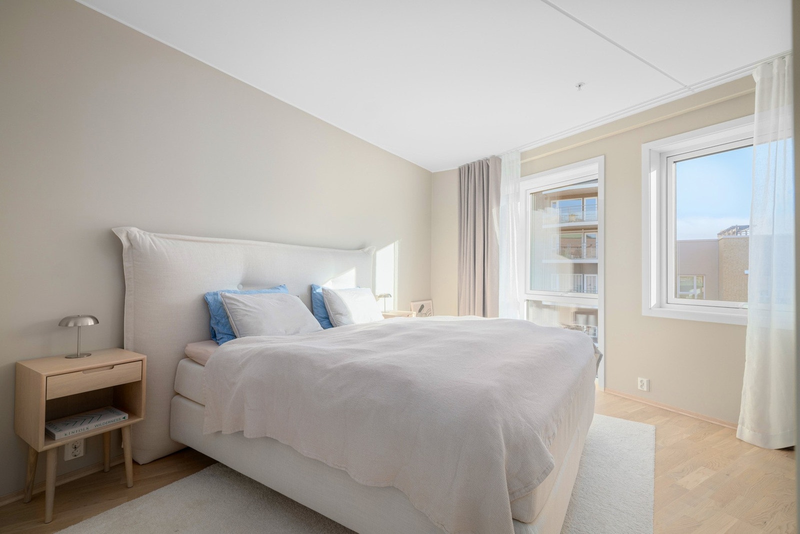 Leiligheten har to store soverom, malt i rolige delikate farger Galleribilde