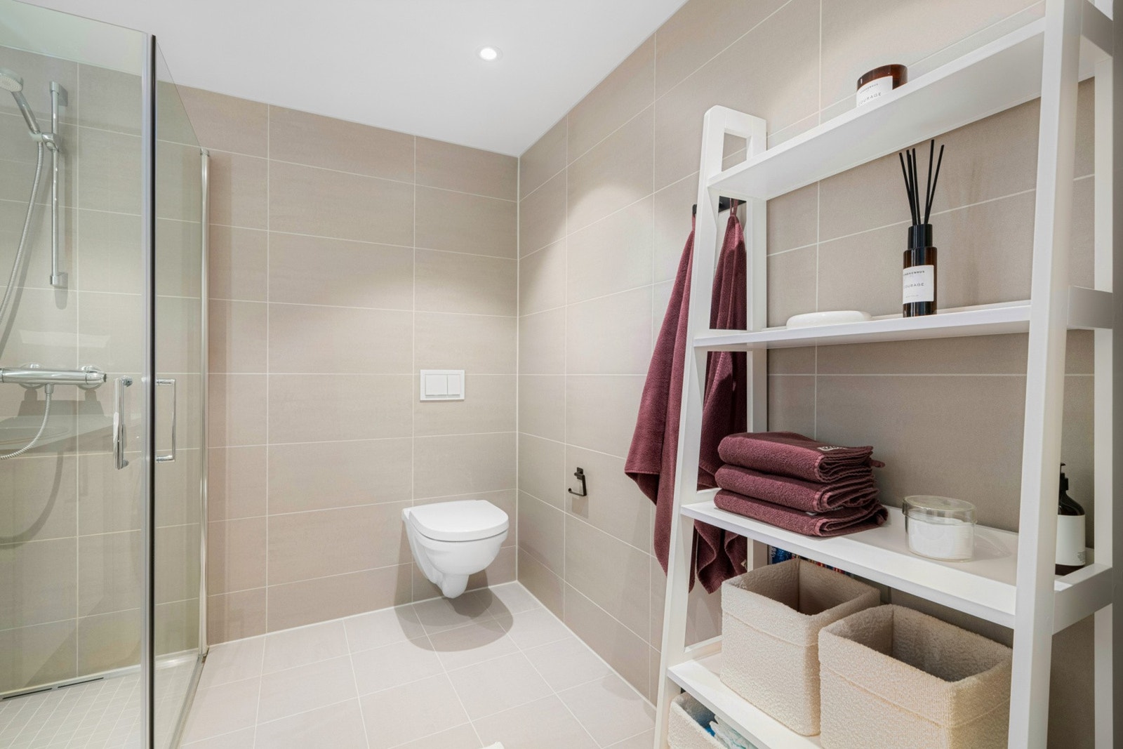 Særdeles pent flislagt bad med gulvvarme. Galleribilde