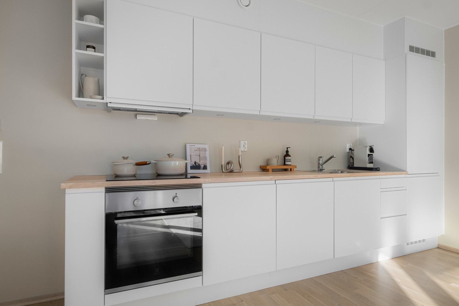 Mekanisk vifte over integrert koketopp/ovn, lys under overskap Galleribilde