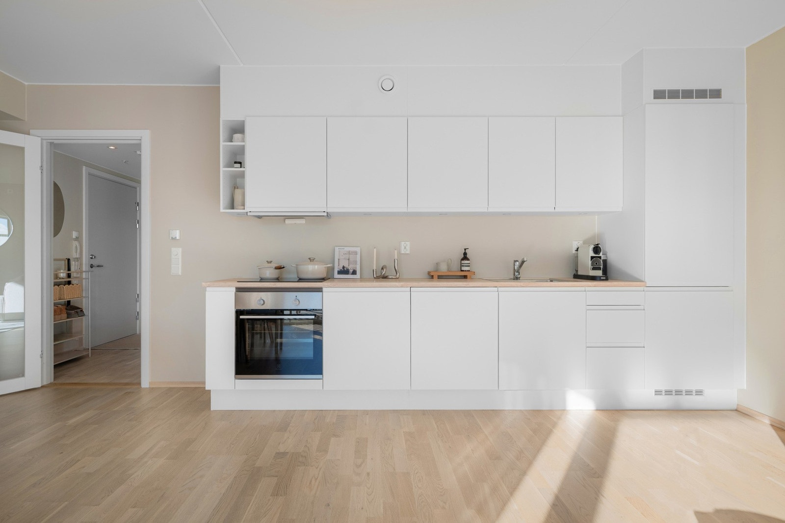 Kjøkkenet har godt med skap og benkeplass, og integrerte hvitevarer Galleribilde