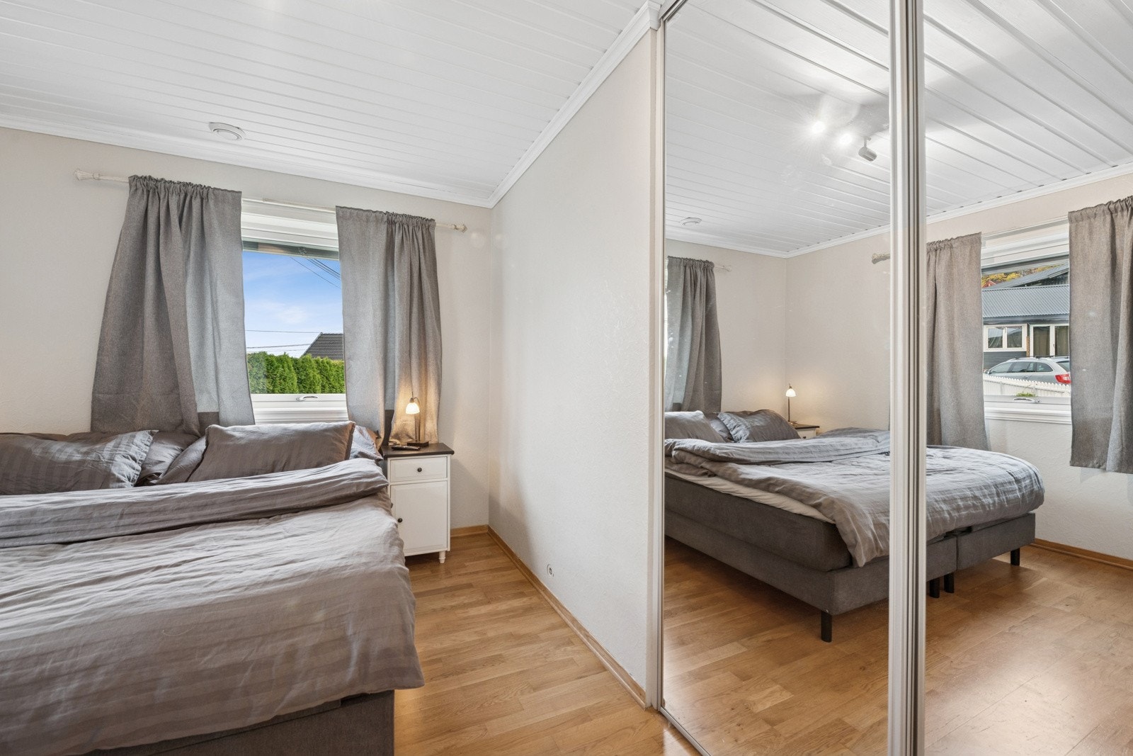 Den integrerte skyvedørsgarderoben med speil gjør det lett å holde hovedsoverommet ryddig og behagelig. Galleribilde