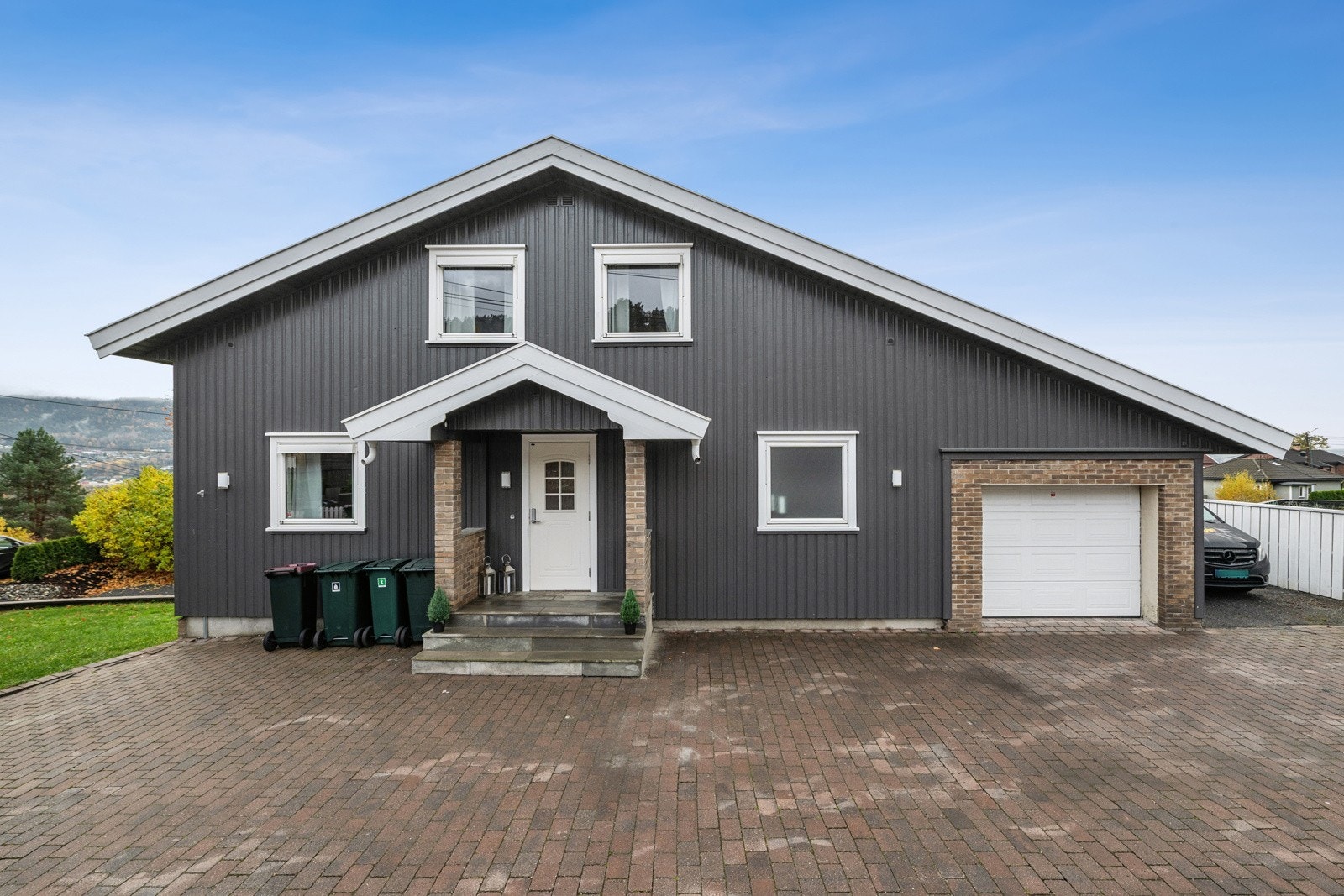 Stor gårdsplass og garasje. Galleribilde