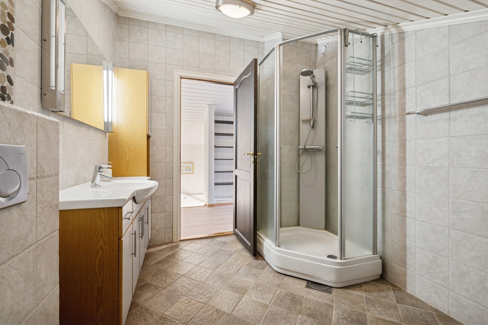 Badet i 2. etasje er fra byggeåret og har lys innredning og flislagte overflater. Galleribilde