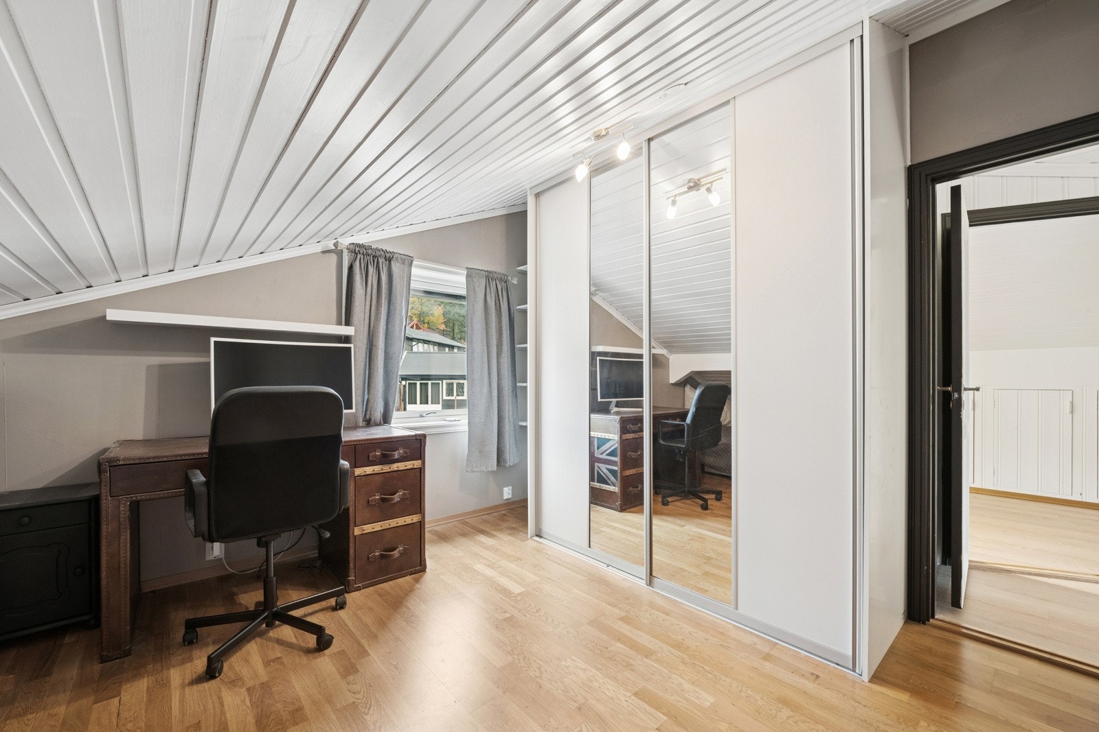 Soverom 2 med skråtak og integrert skyvedørsgarderobe for effektiv oppbevaring. Galleribilde