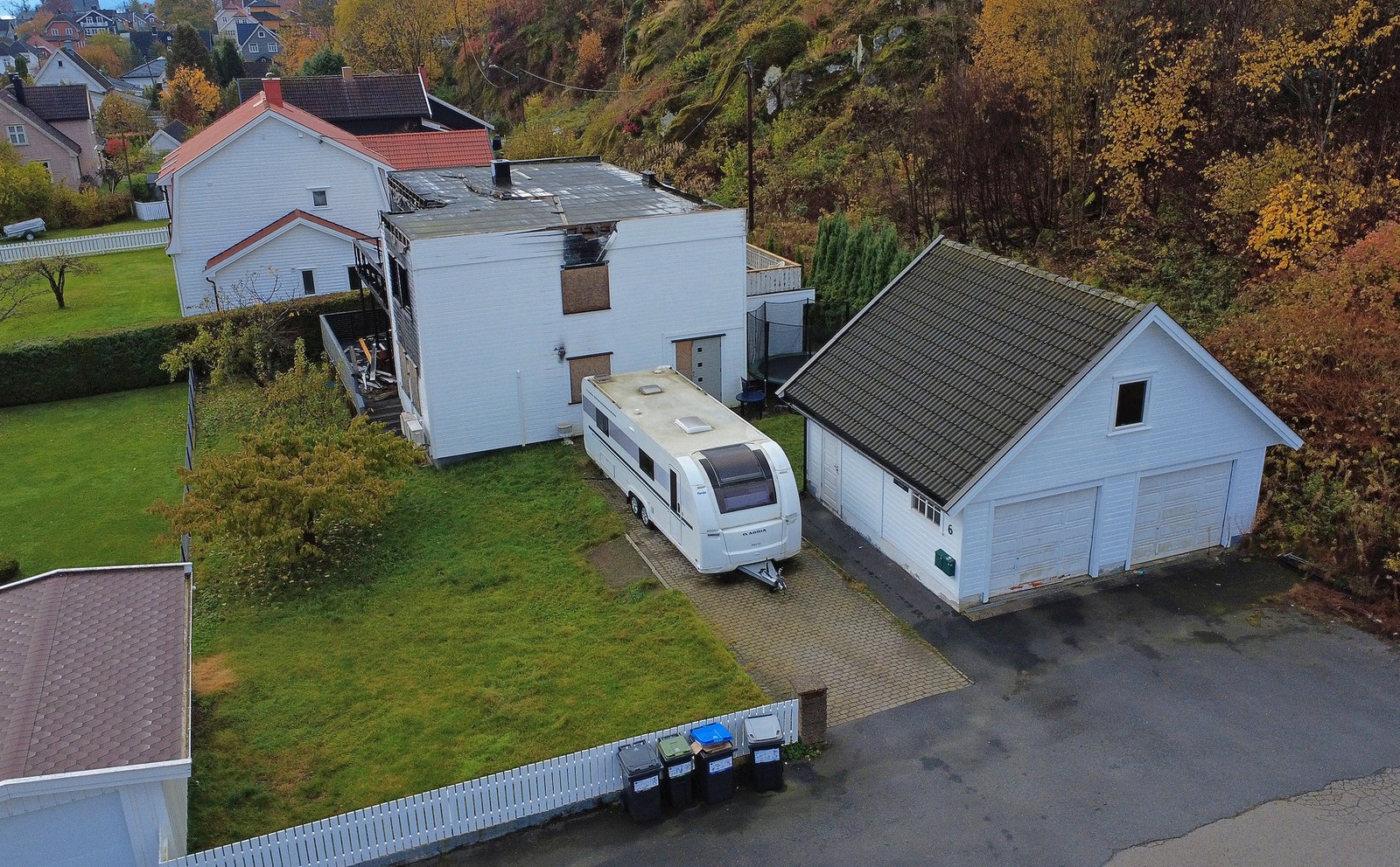 Tomannsboligen selges som et rivnings-/renoveringsprosjekt.
Det er store skader etter brann og alle overflater må rives. Galleribilde