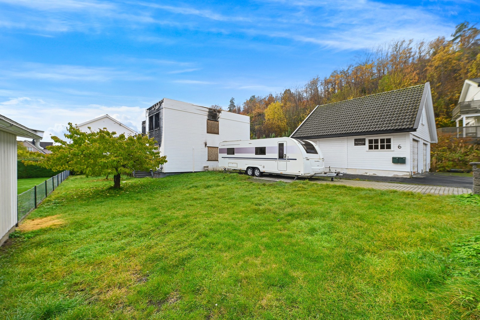 Tomannsboligen selges som et rivnings-/renoveringsprosjekt.
Det er store skader etter brann og alle overflater må rives. Galleribilde