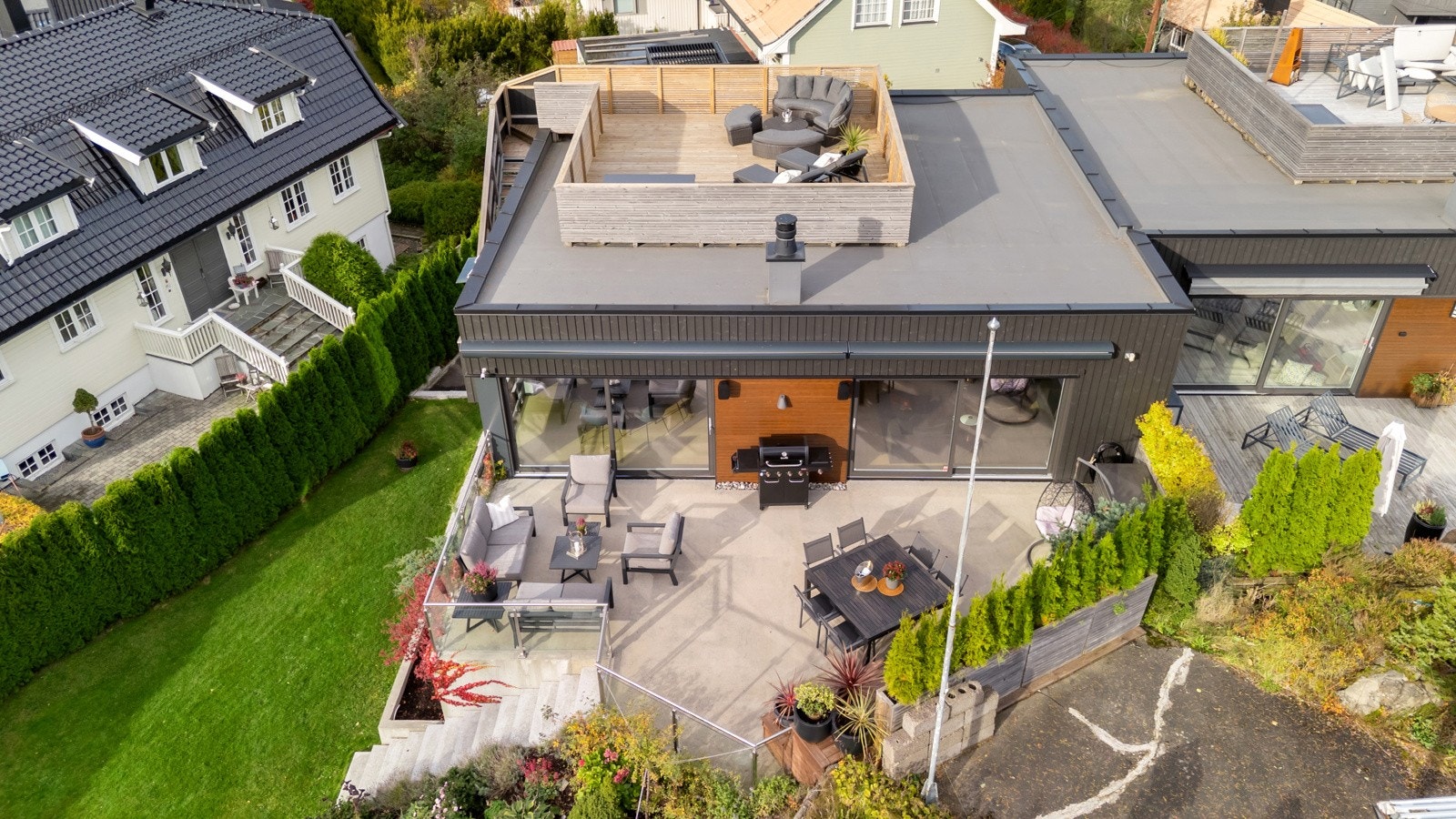 Dronebilde som viser terrassen på 48 kvm med utgang fra stue og kjøkken Galleribilde