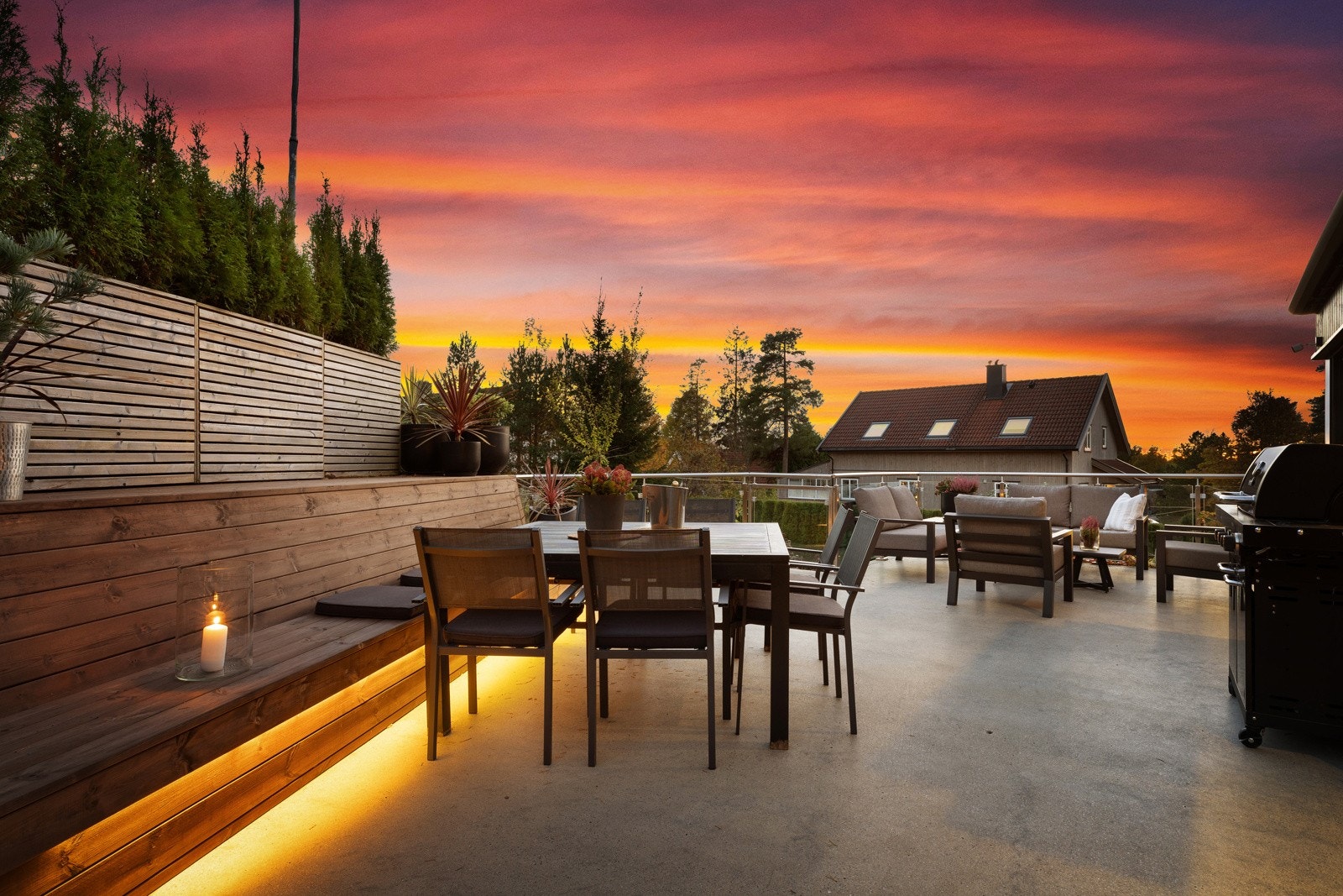 2.etasje: Plass til å dekke langbord når du inviterer familie og venner. Musikk kan spilles fra utehøyttalere fra B&W for å skape den rette stemningen. Galleribilde