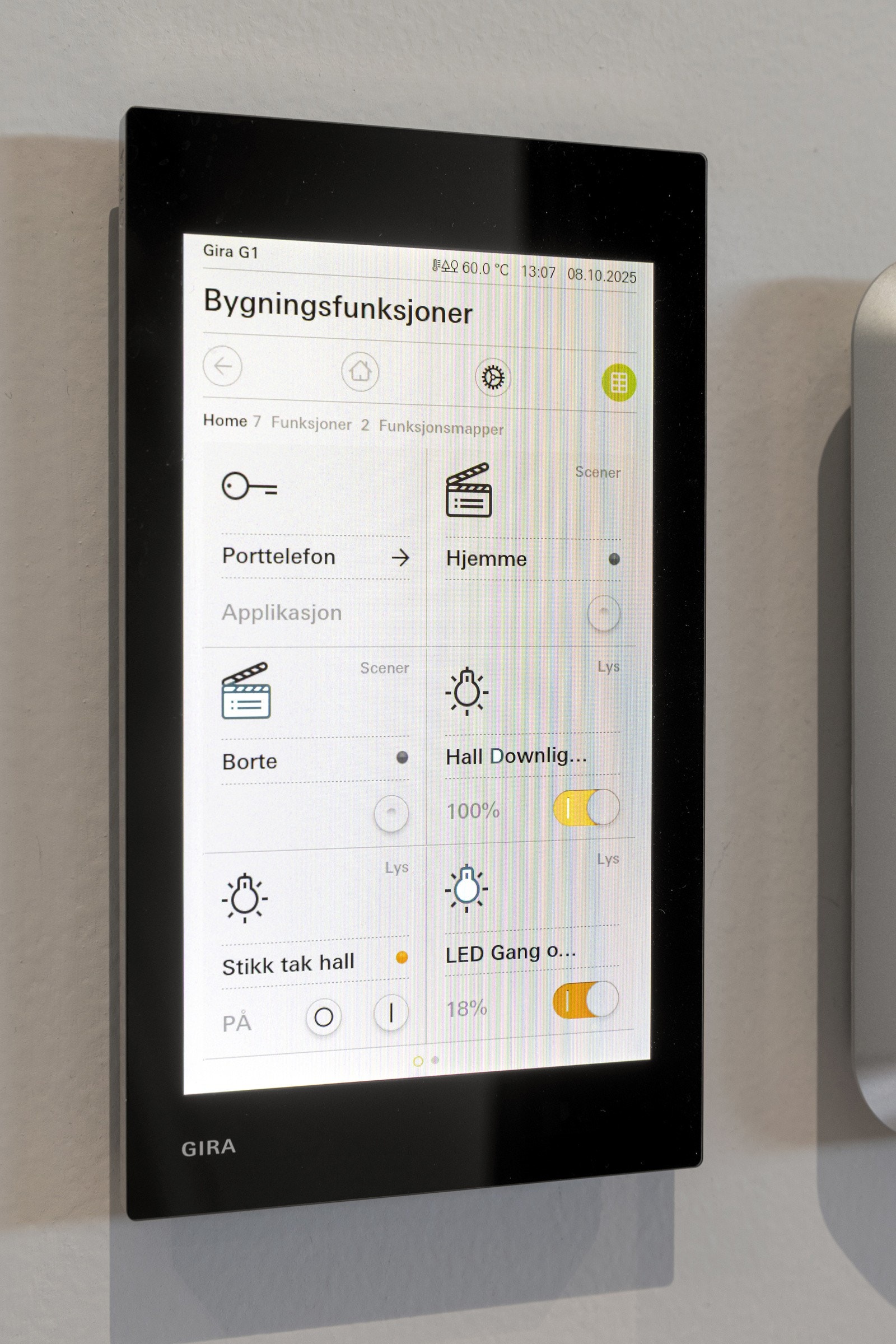 1. og 2. etasje: Det er installert smarthus Gira KNX. Med små enkle trykk kan du styre lys, varme, markiser, dørtelefon osv. via app eller via disse lekre kontrollpanelene. Belysning i flere rom er sensorstyrt og skrur seg på/av automatisk. Galleribilde