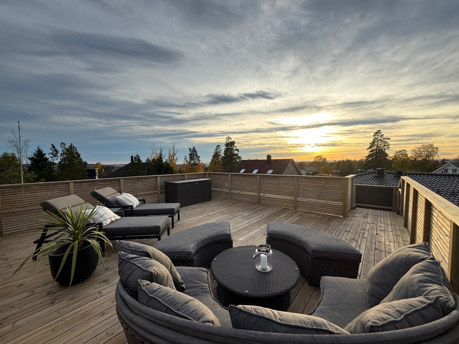 På takterrassen kan du nyte flotte solnedganger Galleribilde