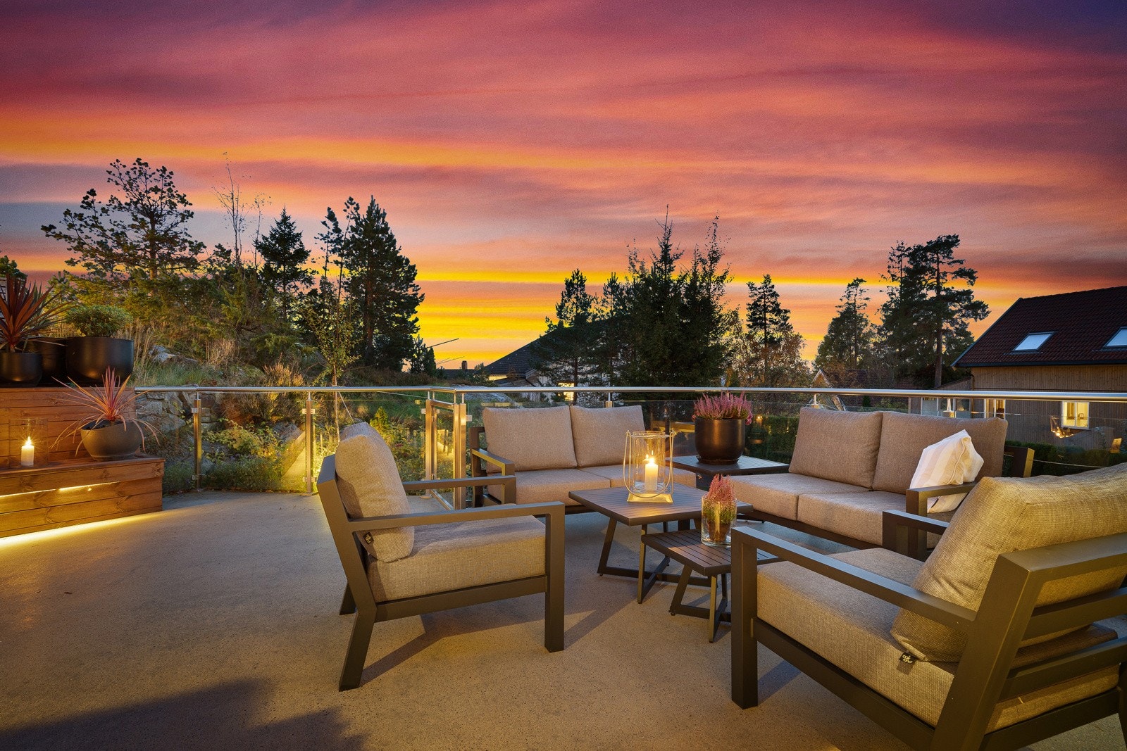 2. etasje: Usjenert og fantastisk åpen og luftig uteplass. Sol fra tidlig morgen til kveld. Galleribilde