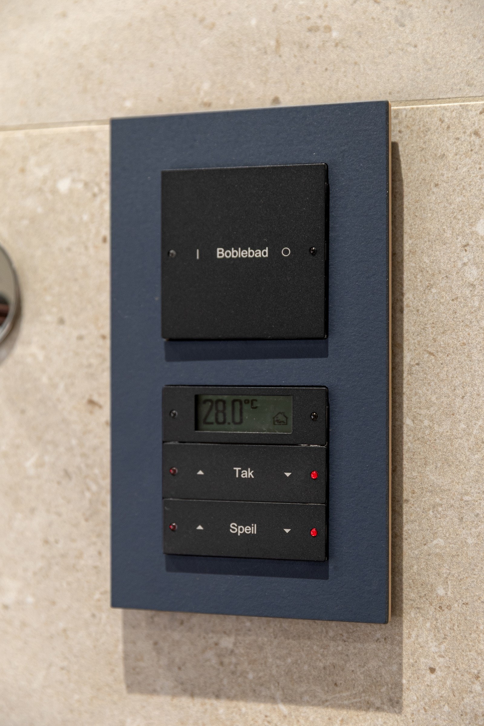 Lekre lysbrytere som også kan styre gulvvarme. Rammer, tekstpaneler osv. er utskiftbare og finnes i mange forskjellige farger og varianter. Galleribilde