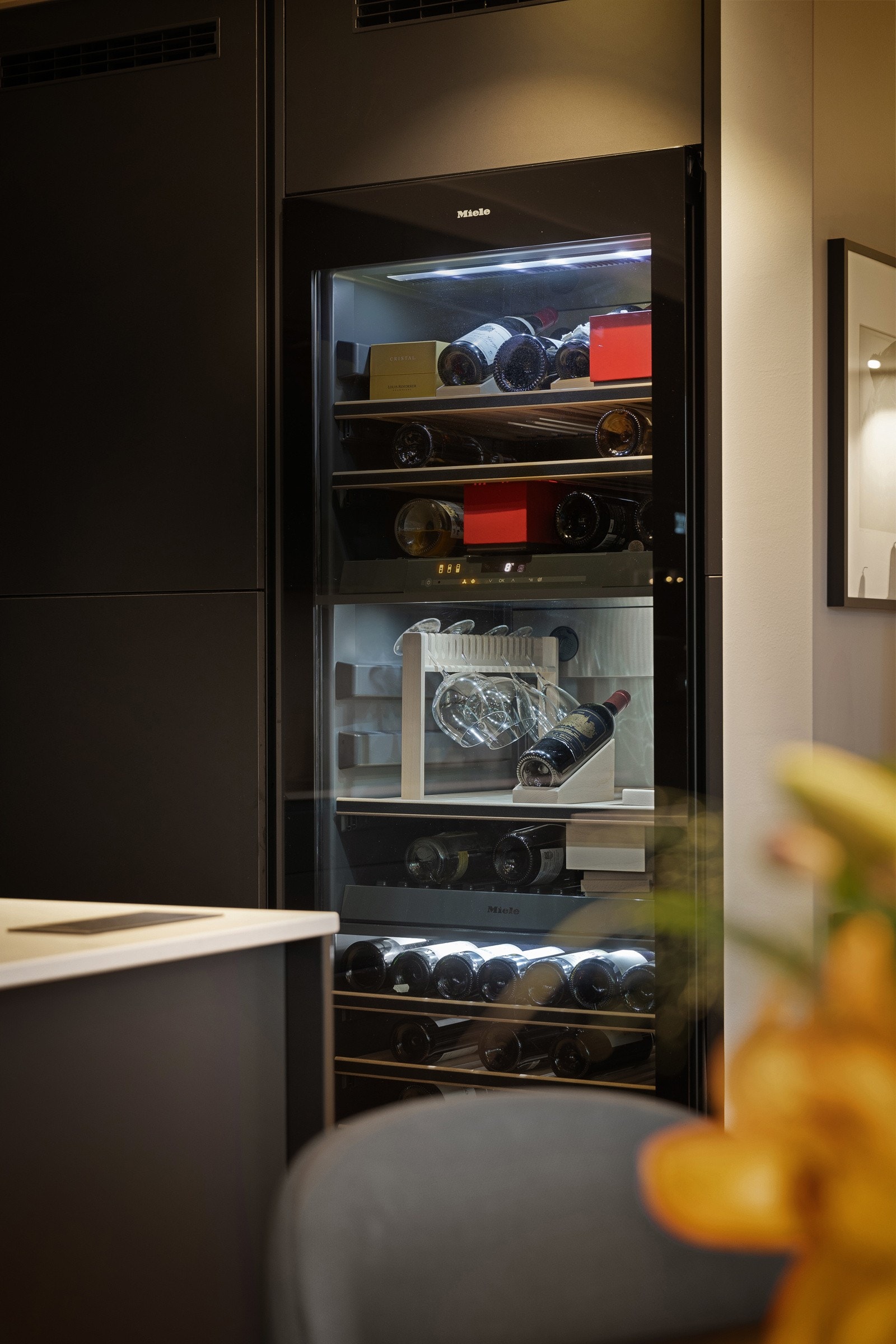 2. etasje: Full size vinskap med 3 temperatursoner med plass inntil 200 flasker. 1 sone brukes til i dag til Mieles Sommerlier-sett. Galleribilde