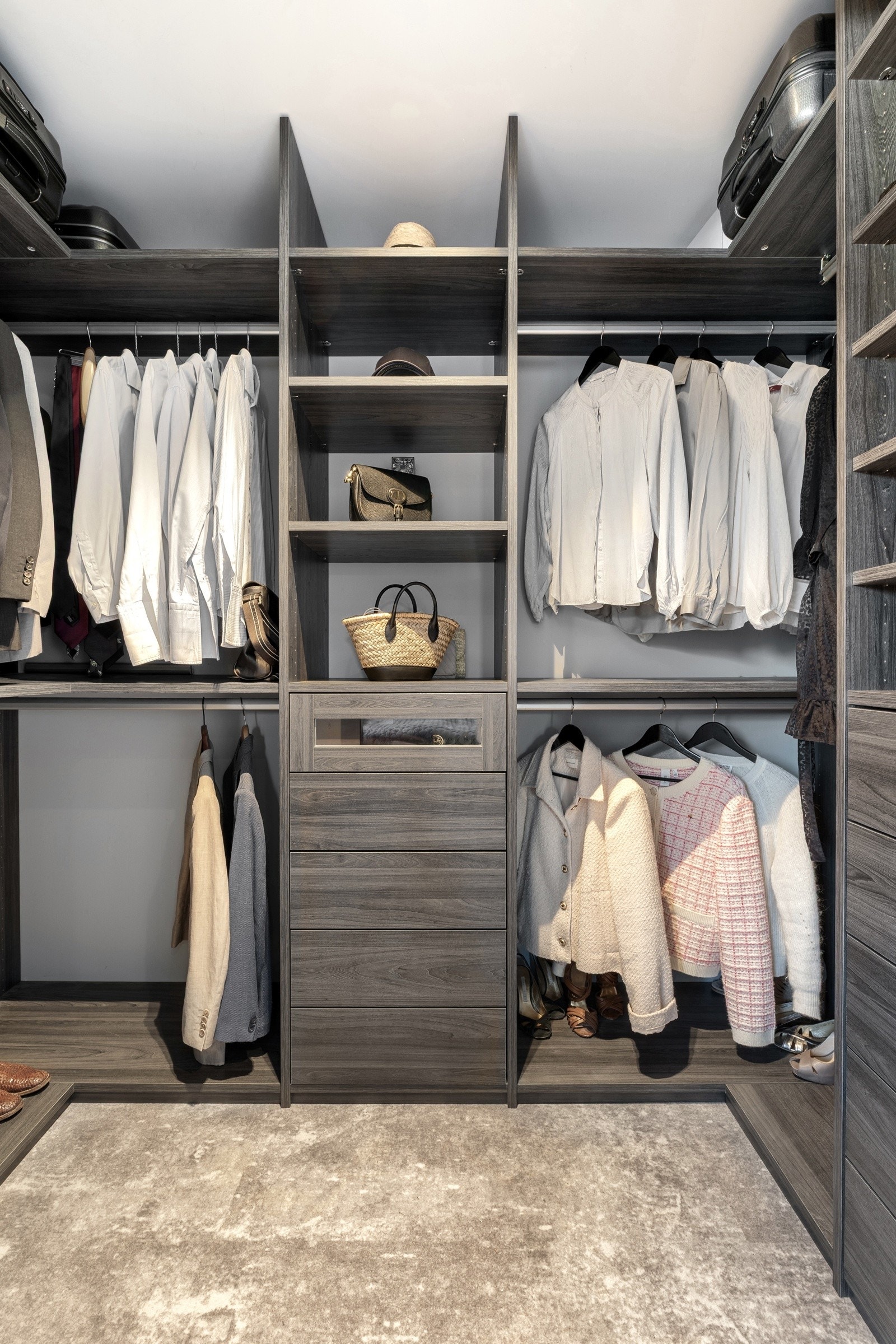 2. etasje: Godt med skapplass til både han og henne Galleribilde