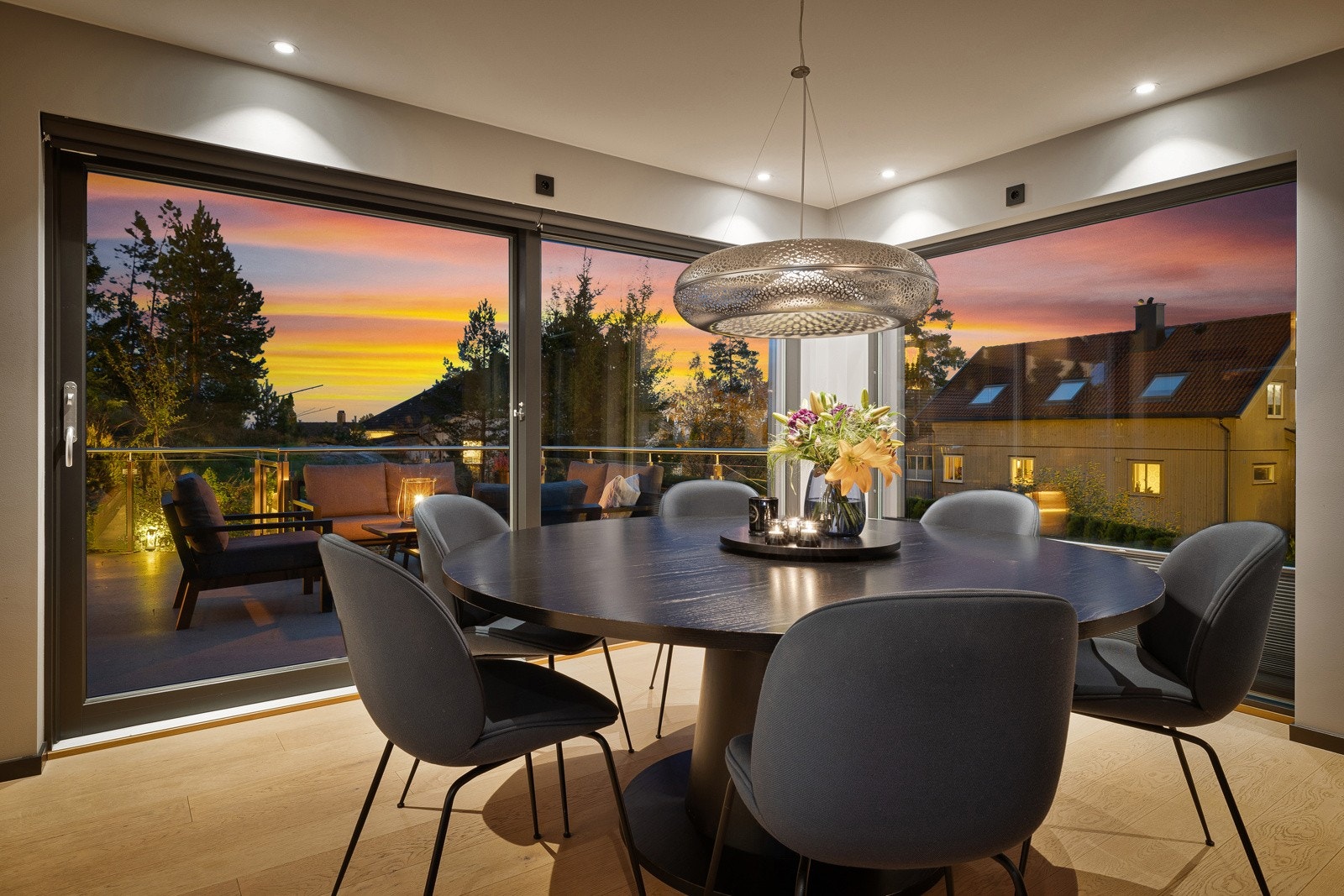 2. etasje: Luftig og åpent utsyn fra spisestuen. Galleribilde