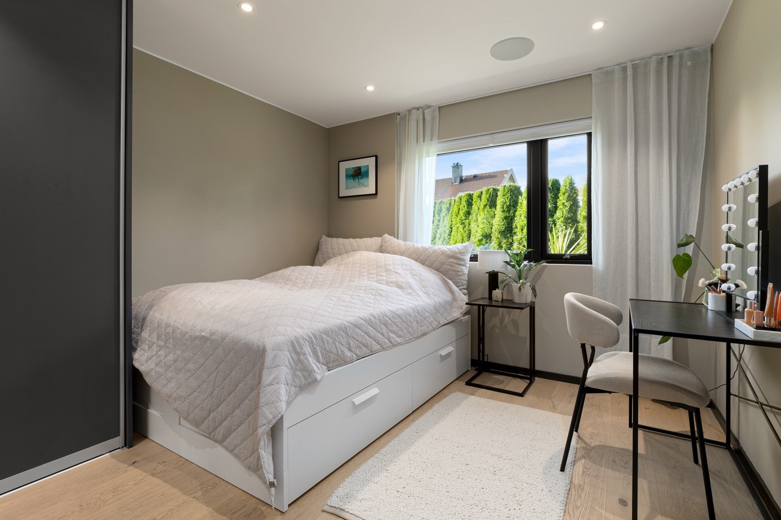 1. etasje: Romslig soverom med skyvedørsgarderobe fra Rival. Galleribilde