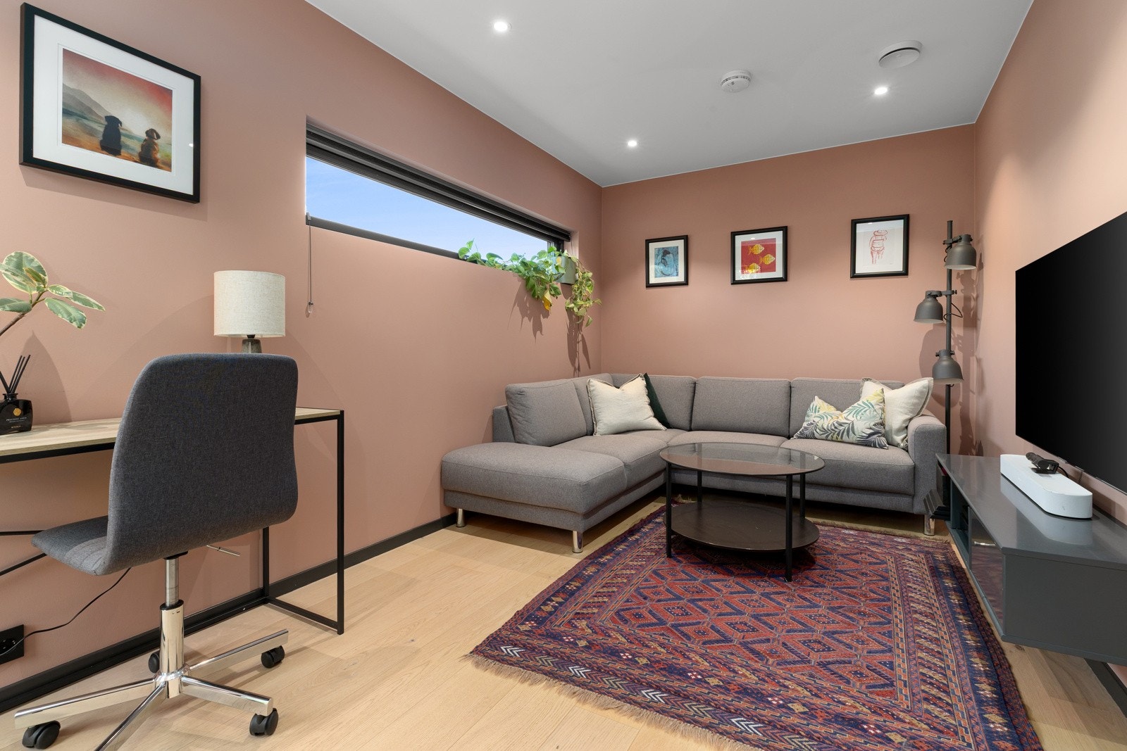 1. etasje: Koselig kjellerstue som kan kombineres med hjemmekontor. Det ekstra rommet du savner i dag? Galleribilde