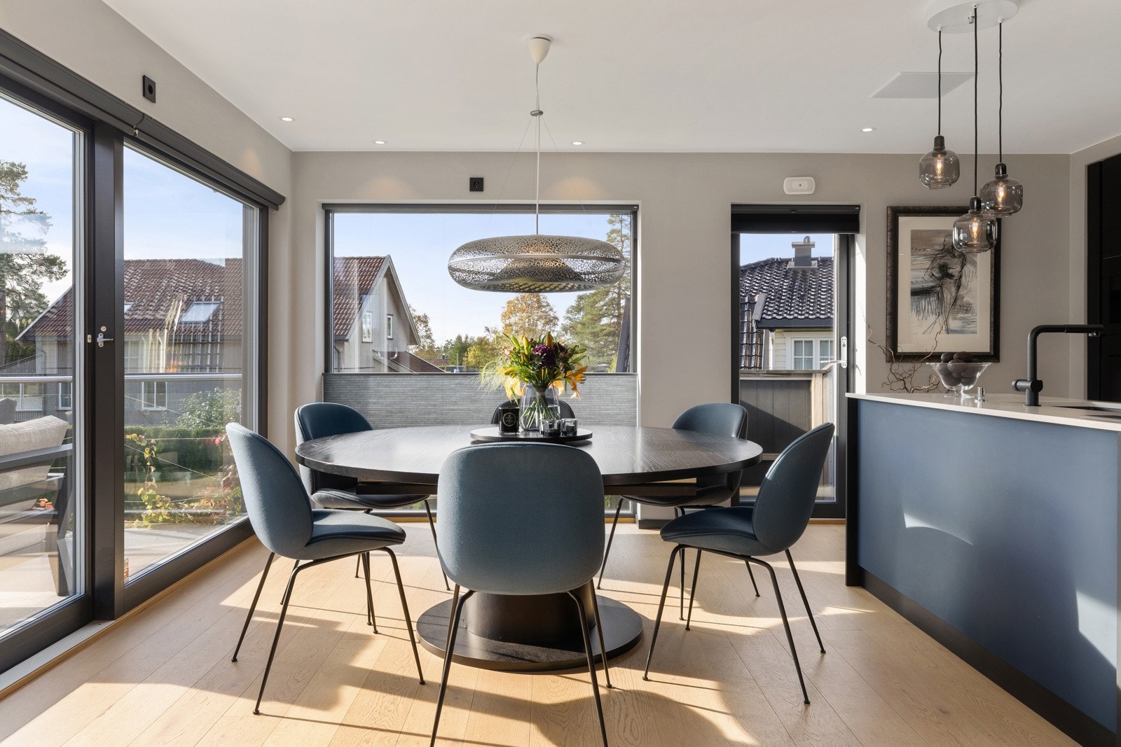 2. etasje: Fra kjøkkenet er det utgang til trapp som fører deg opp til en fantastisk flott takterrasse. Her har du 360 graders utsikt og sol hele dagen Galleribilde