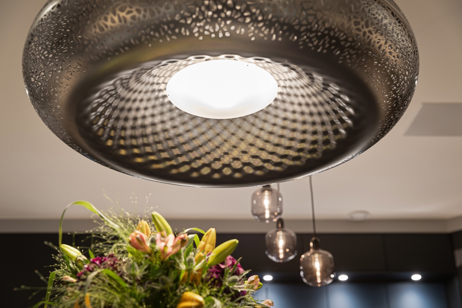 2. etasje: Louis Poulsen Aeros lampe over spisebord medfølger huset. Galleribilde