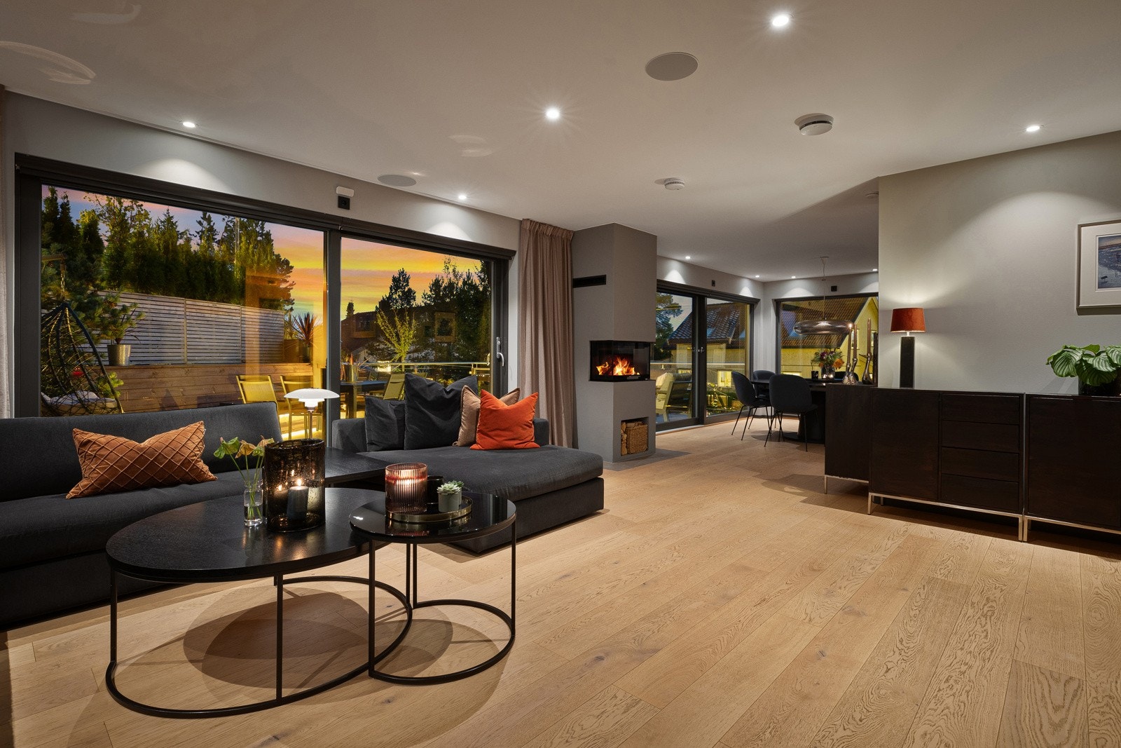 2. etasje: Stor stue med enstavs eikeparkett, downlights og gulvvarme Galleribilde