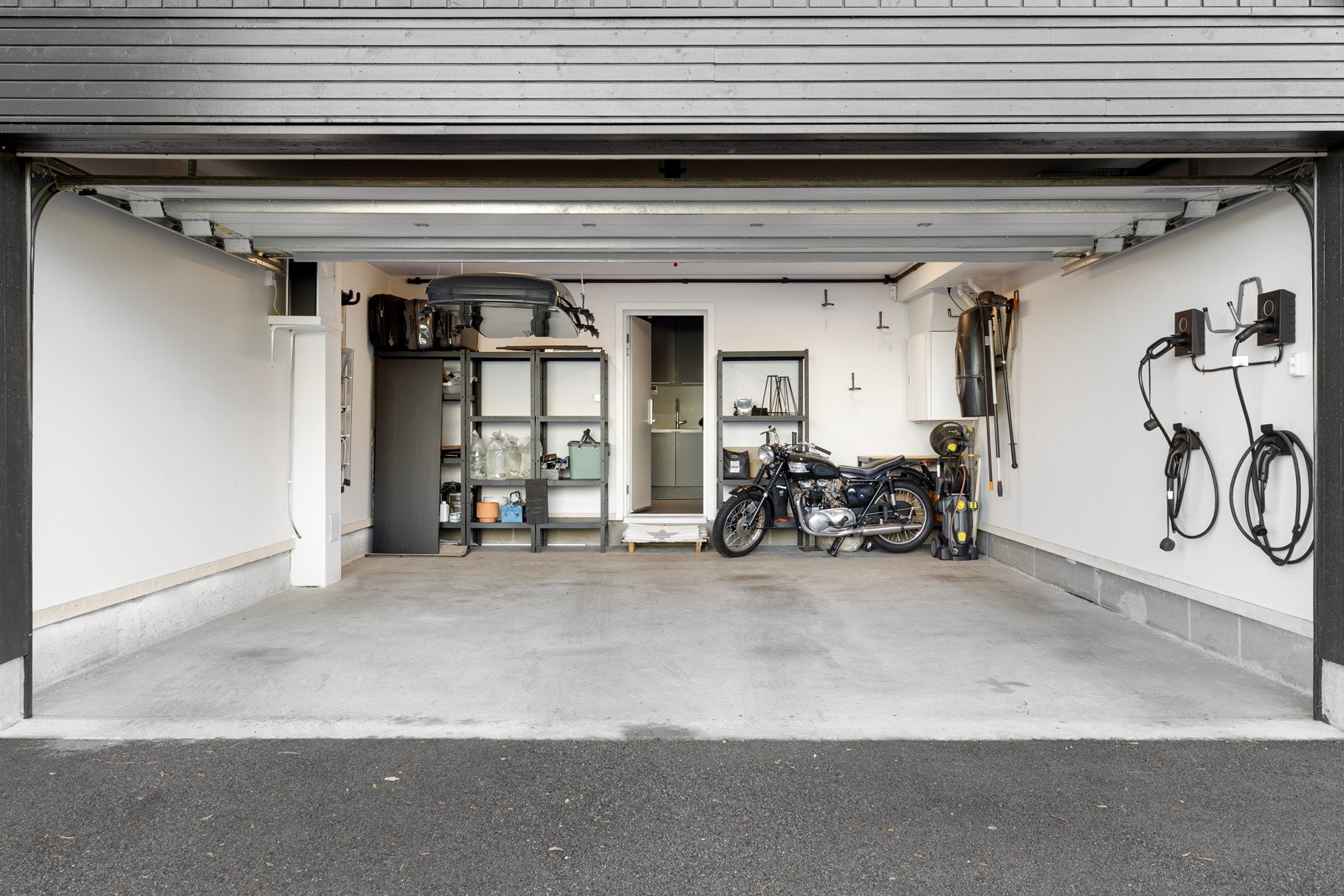 Fra den integrerte dobbelgarasjen er det direkte inngang til boligen. Her går man tørrskodd inn og ut av bilen. Galleribilde