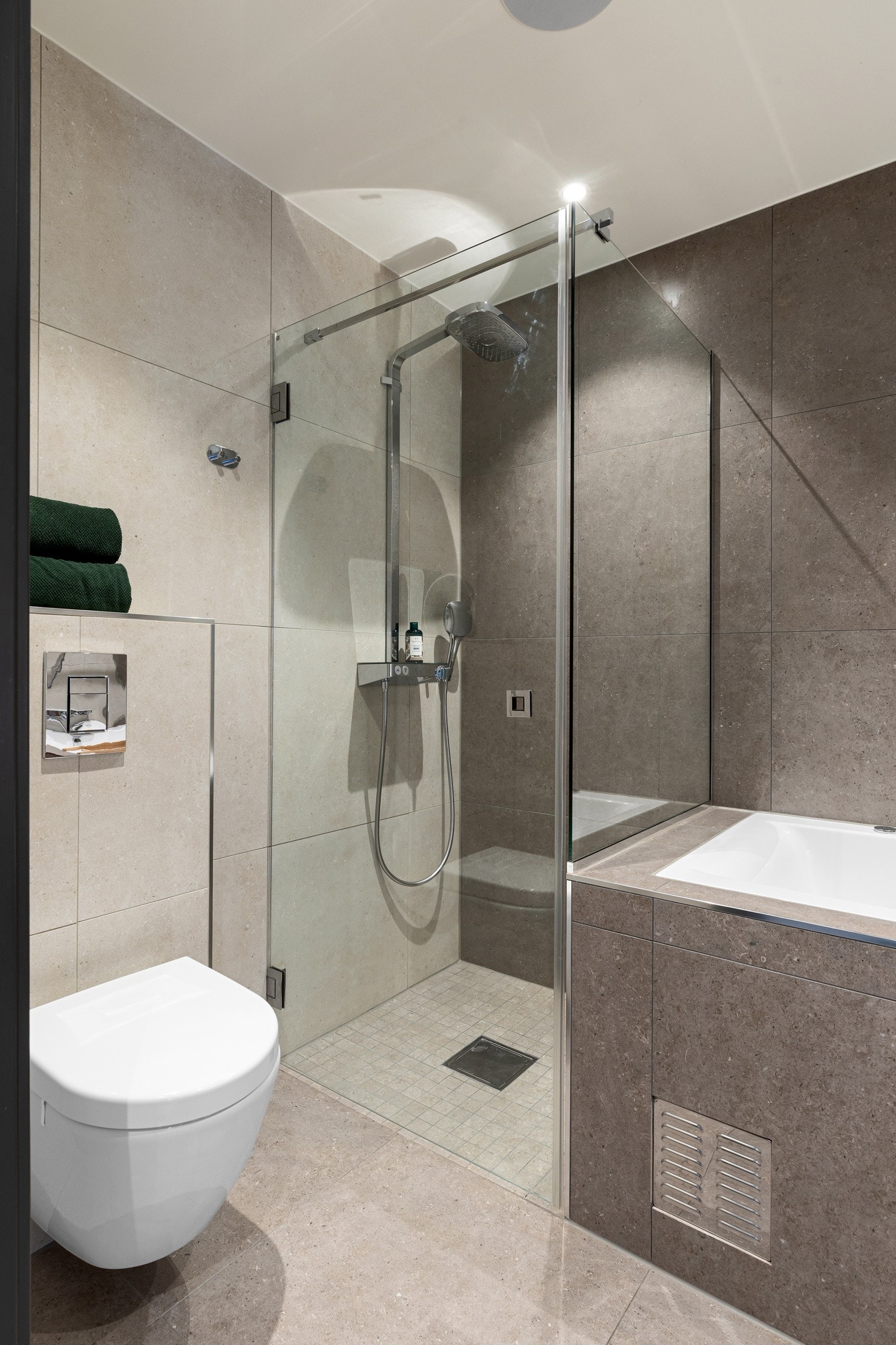 1. etasje: Det er både dusjhjørne og boblebadekar med egen dusj. Galleribilde