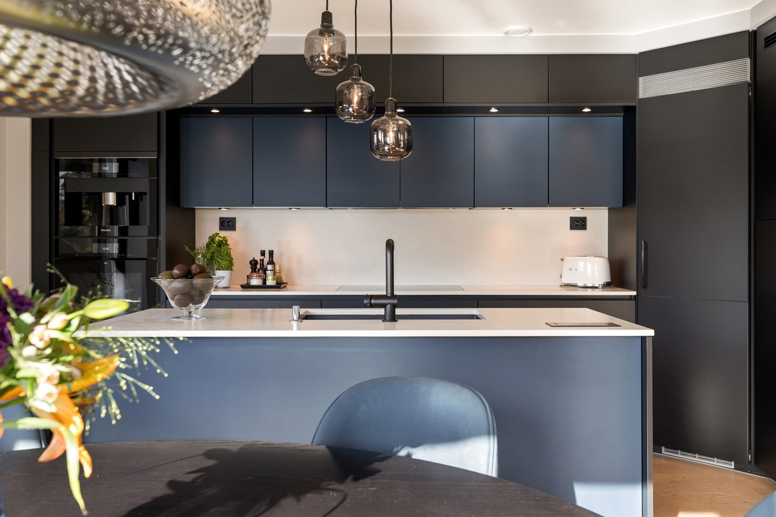 2. etasje: Svært tiltalende kjøkken fra Mobalpa med kjøkkenøy. Kjøkkenet er stilrent designet uten utenpåliggende håndtak på skap og hvitevarer (bortsett fra kjølehjørne). Galleribilde