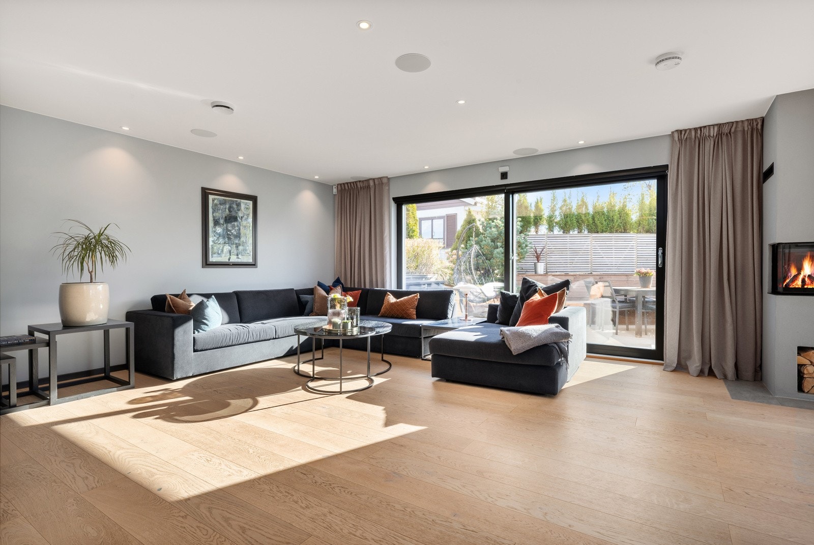 2. etasje: Stuen har moderne farger og materialvalg Galleribilde