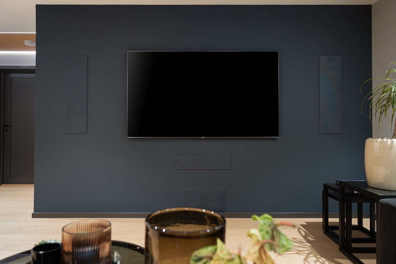 2. etasje: 7.1 kanals hjemmekinohøyttalere integrert i vegg og tak. Høyttalere fra anerkjente Bowers & Wilkins. Bl. a er fronthøyttalerne (L og R) er toppmodellen CWM8.3D (veil.ca. kr. 128 000,- pr.par) Galleribilde