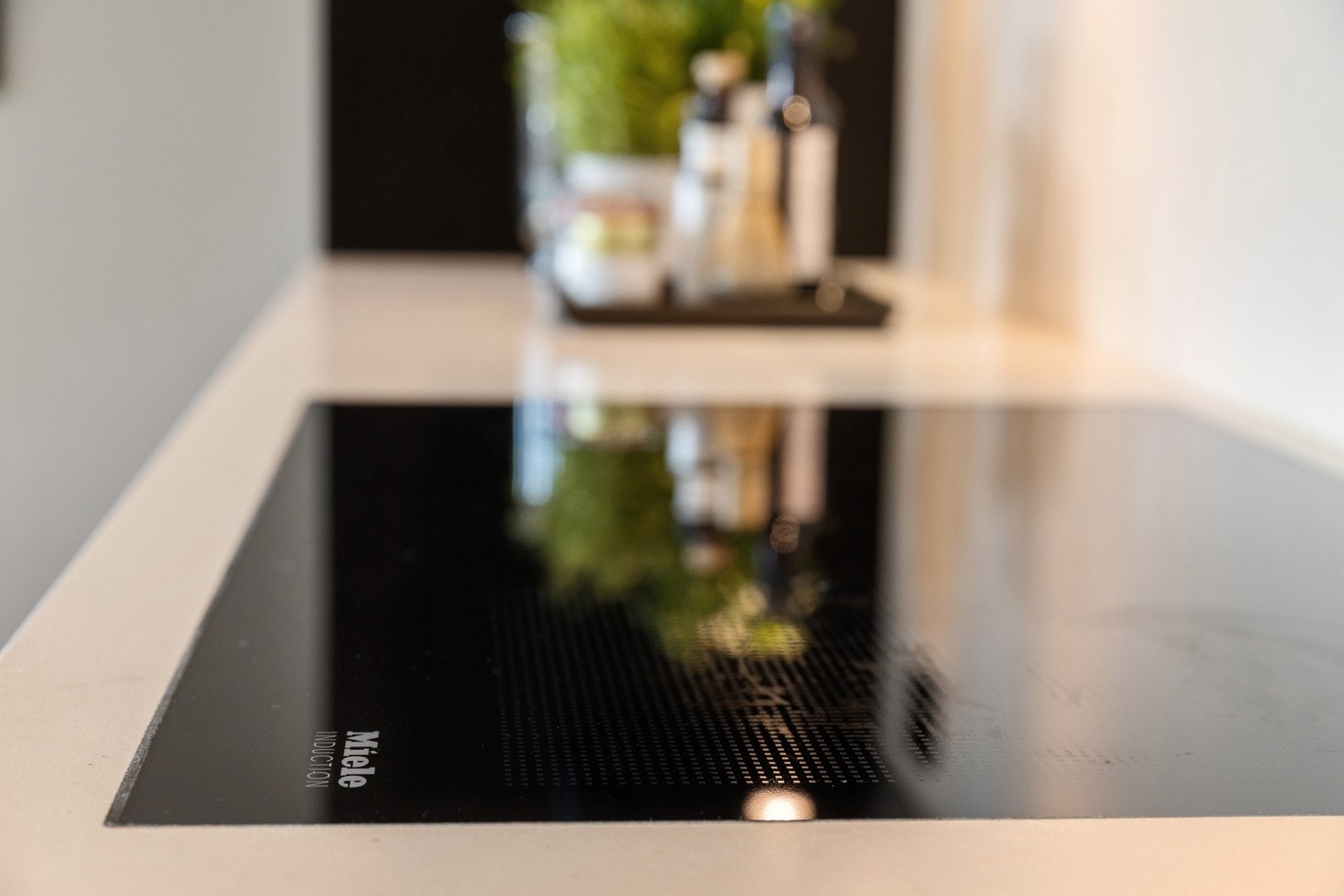 2. etasje: Planlimt induksjonstopp med 4 soner fra Miele. Galleribilde