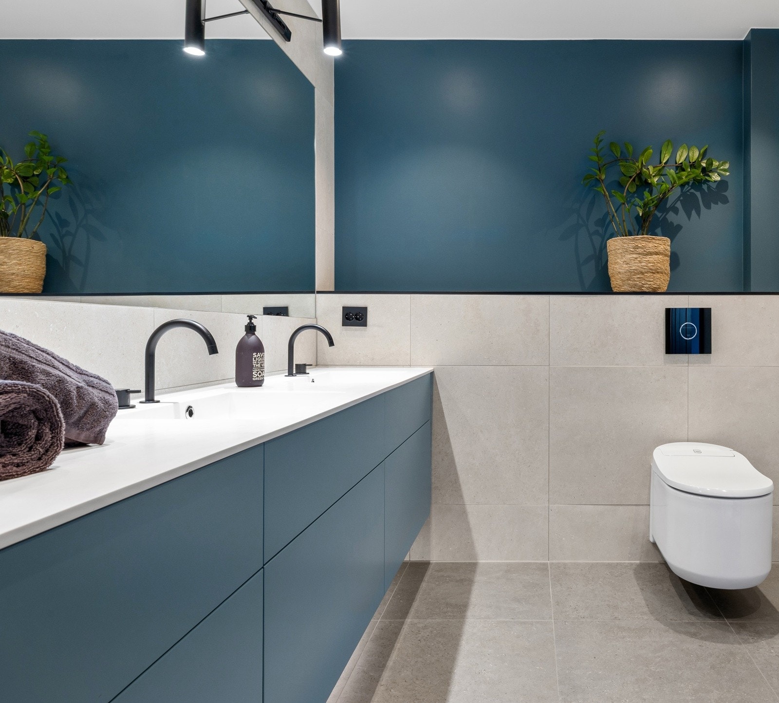 2. etasje: Svært innbydende bad. Flislagte overflater med varmekabler samt downlights og spotter som skrus av/på automatisk. I tillegg er det integrert stereohøytaler i taket. Armaturer fra Vola. Galleribilde