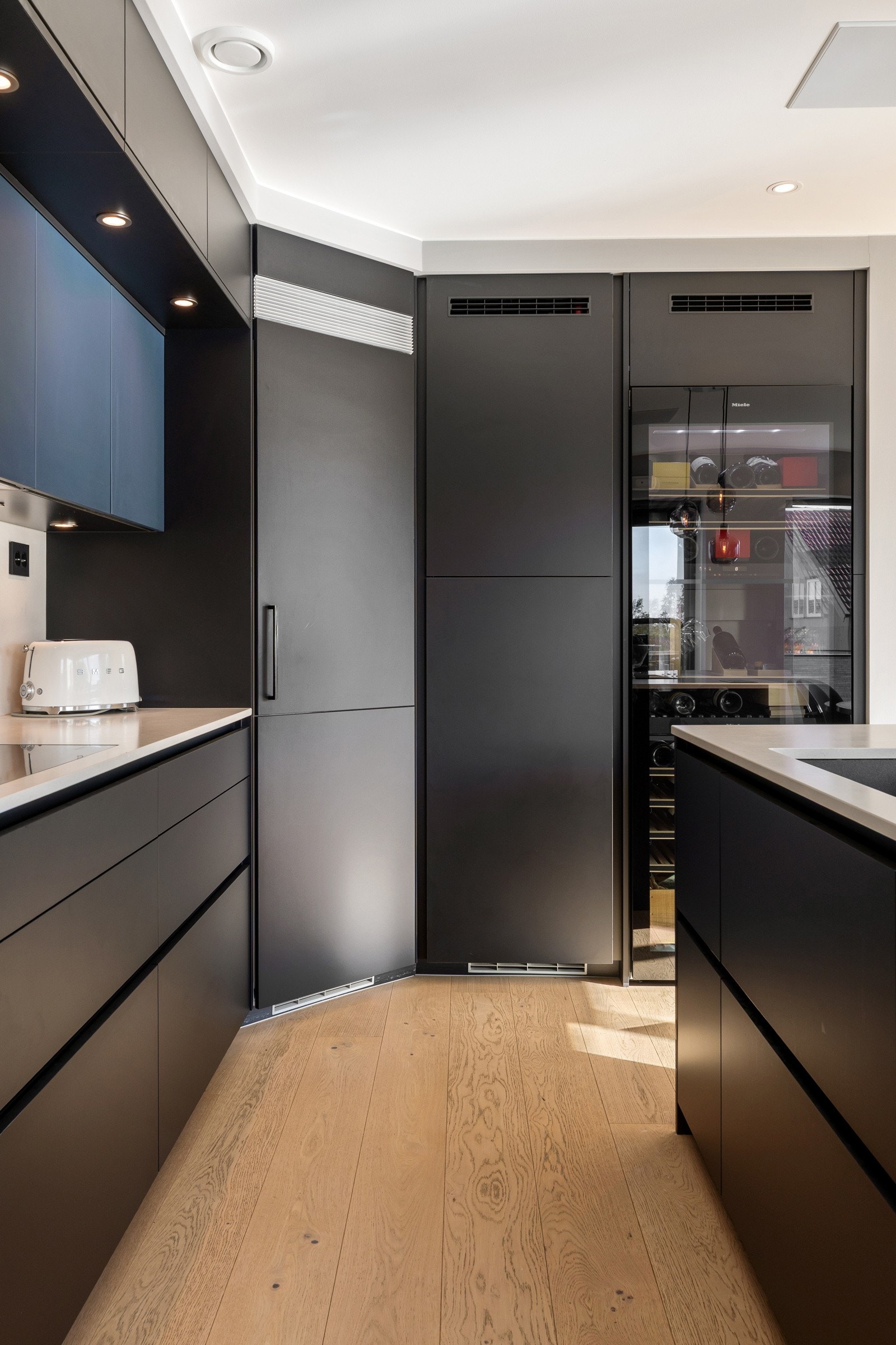 2. etasje: På kjøkkenet er det et stort og praktisk kjølehjørne. Ekstra lave sokler for maksimal plassutnyttelse. Eget avtrekk fra sentralstøvsuger i sokkel. Galleribilde