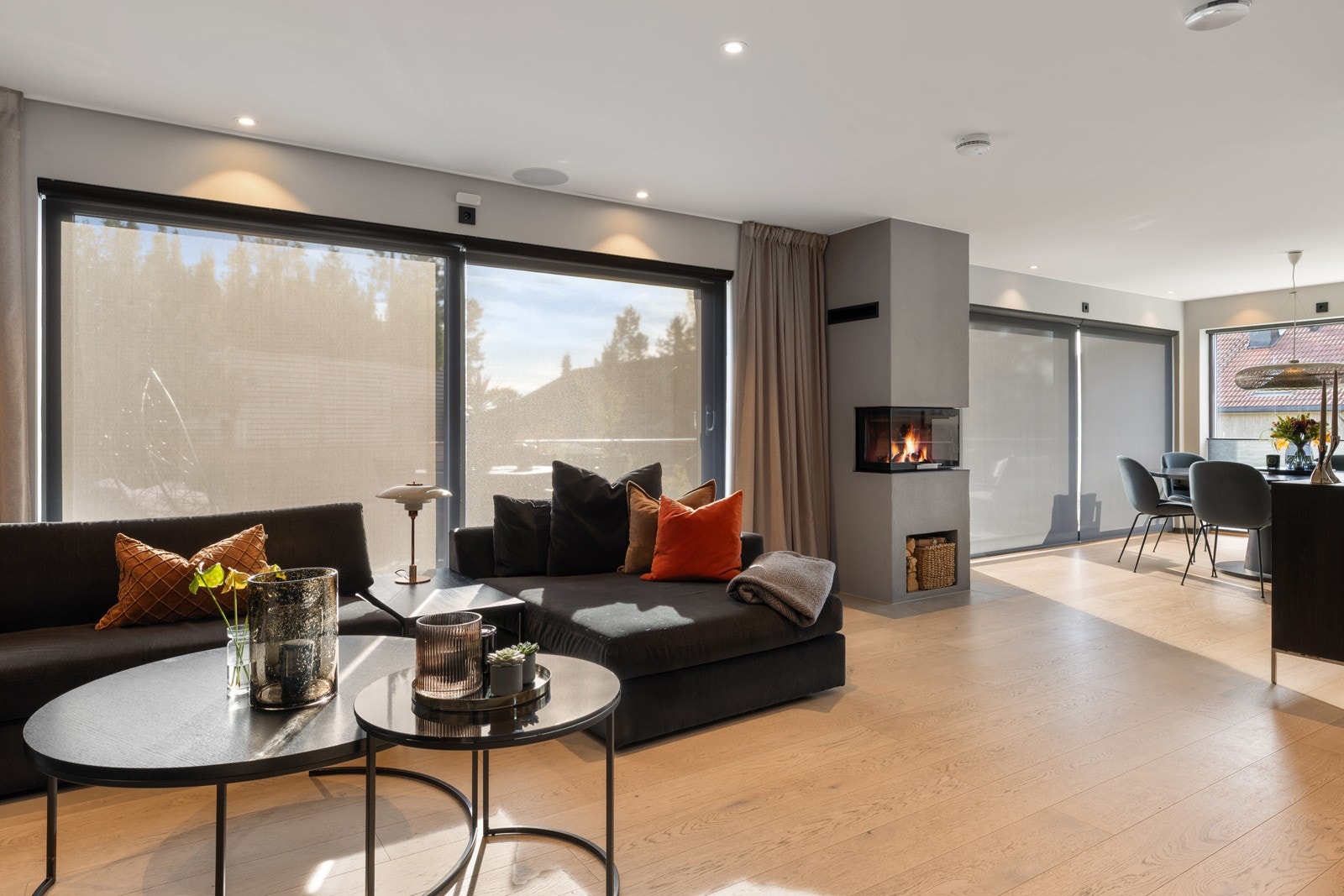 2. etasje: Store skyvedører i både stue og spisestuen som slipper naturen inn i boligen når dørene åpnes. Elektrisk solskjerming m/fjernkontroll inndelt i 4 soner. Galleribilde