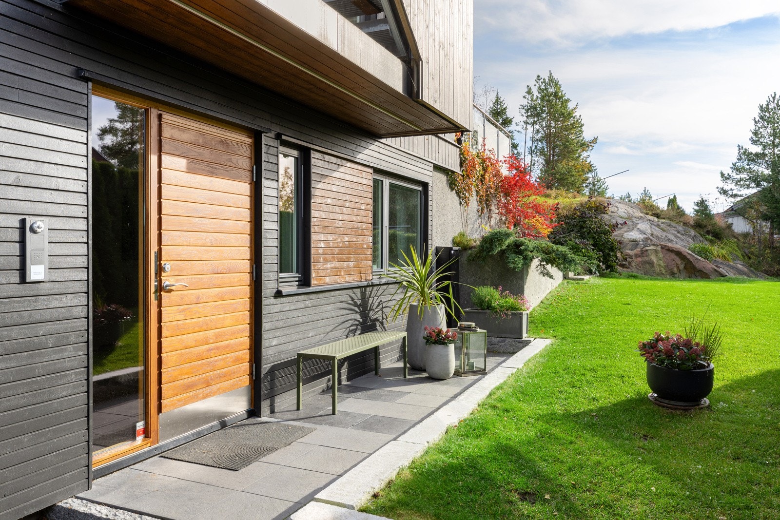 1. etasje: Koselig overbygd inngangsparti med callinganlegg og kodepanel for åpning av dør. Galleribilde