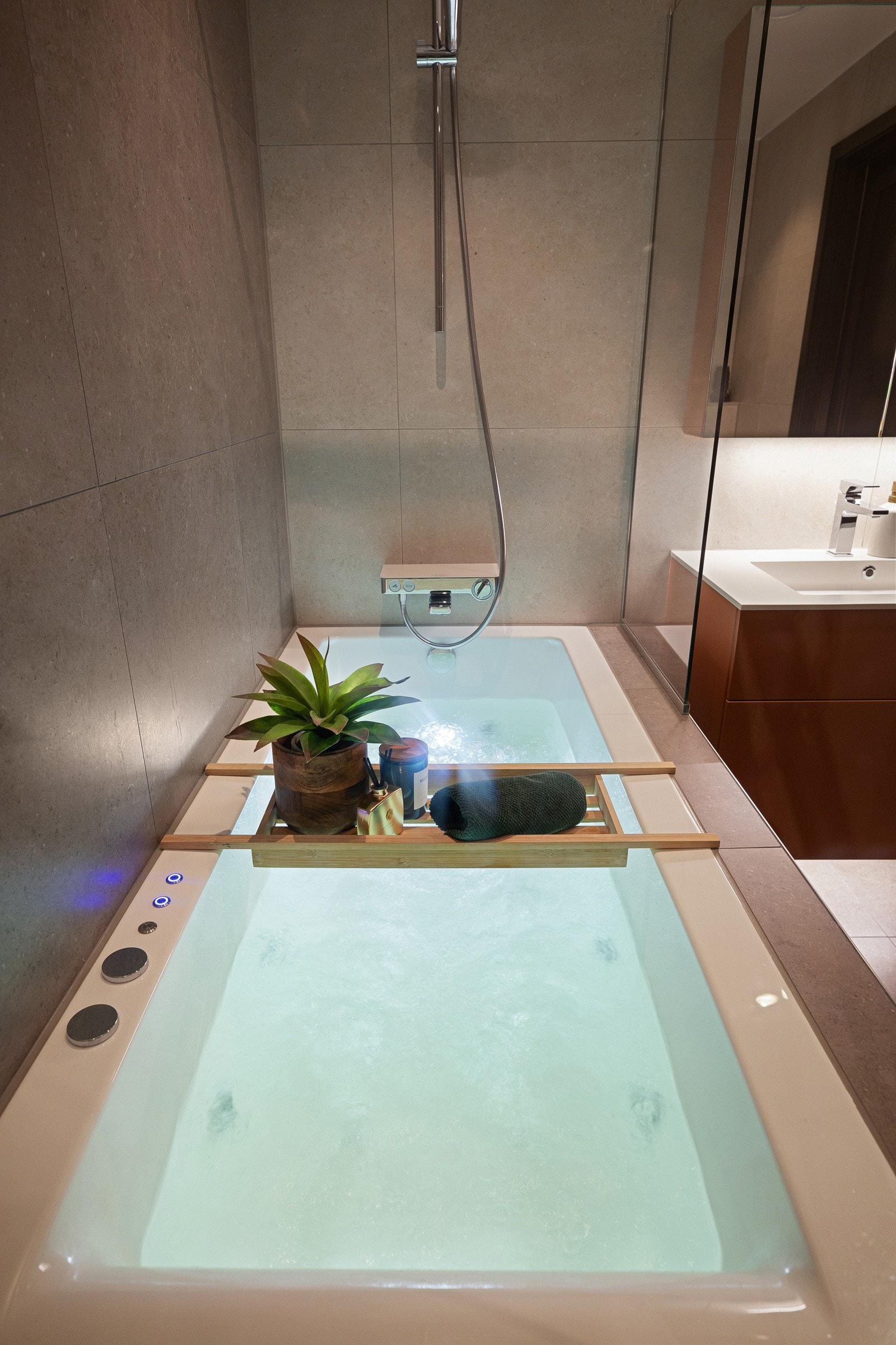 1. etasje: Interform Nemo boblebadekar med alle funksjoner som vanndyser, luftdyser, ryggmassasje(luft) og integrert belysning. Nyt et avslappende bad mens du hører på musikk fra integrert stereohøytaler i taket. Galleribilde