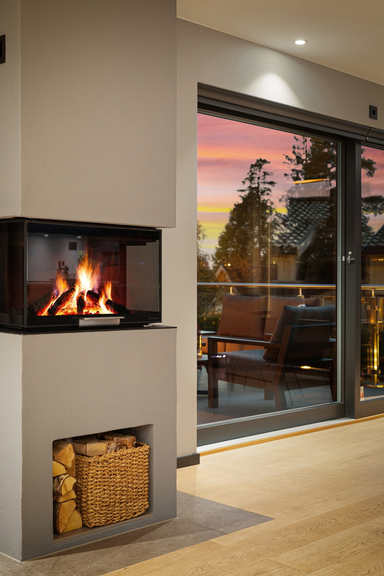 2. etasje: Flott peis plassert i hjertet av boligen Galleribilde