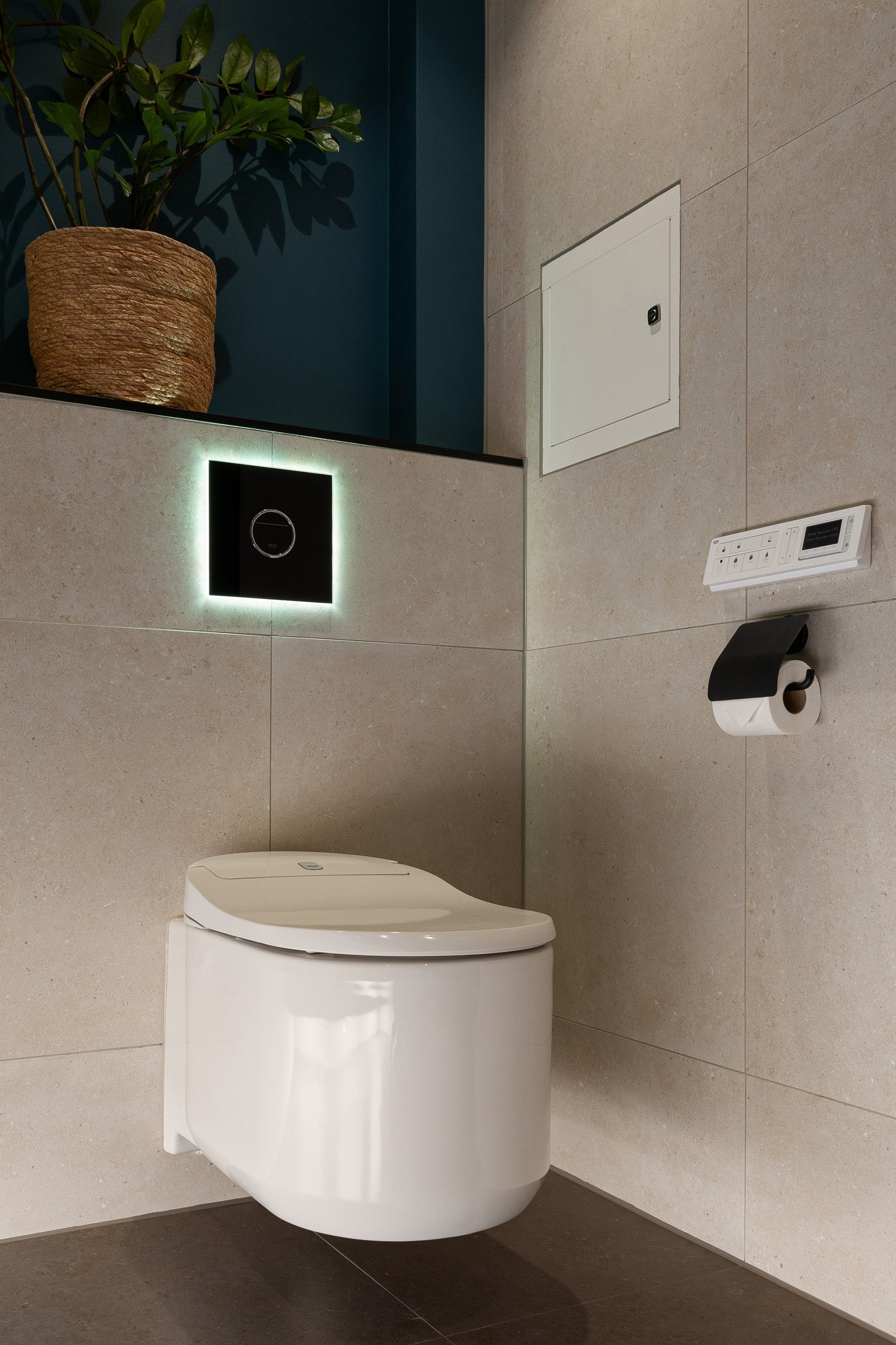 2. etasje: Grohe WC med spylefunksjon, lufttørking og sensorstyrt automatikk på åpning/lukking av lokk/sete. Lyset fra spyleknapp fungerer også som nattlys. Galleribilde