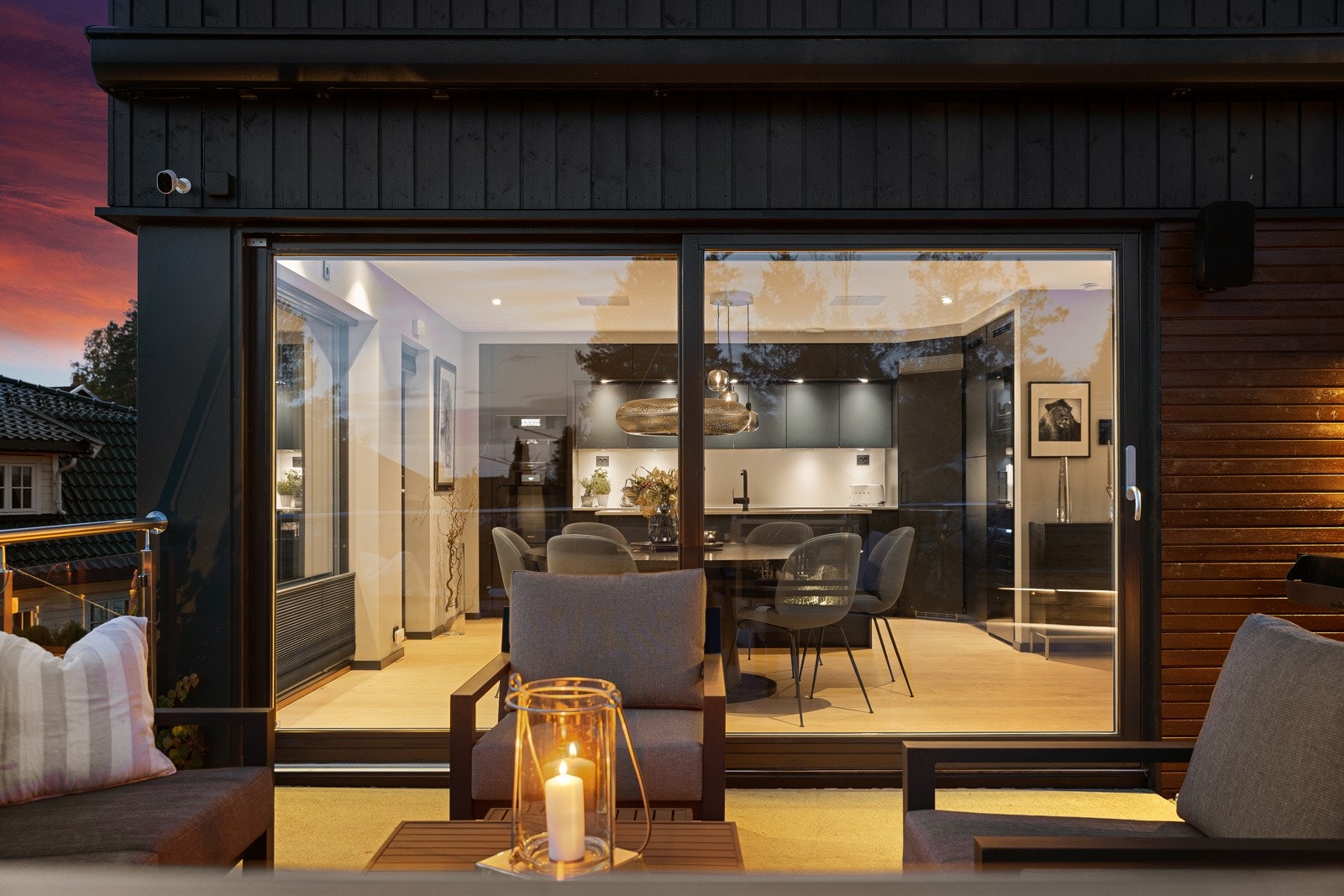 2. etasje: Praktisk med kjøkkenet rett innenfor terrassen. Når skyvedørene åpnes blir terrassen en del av boligen Galleribilde