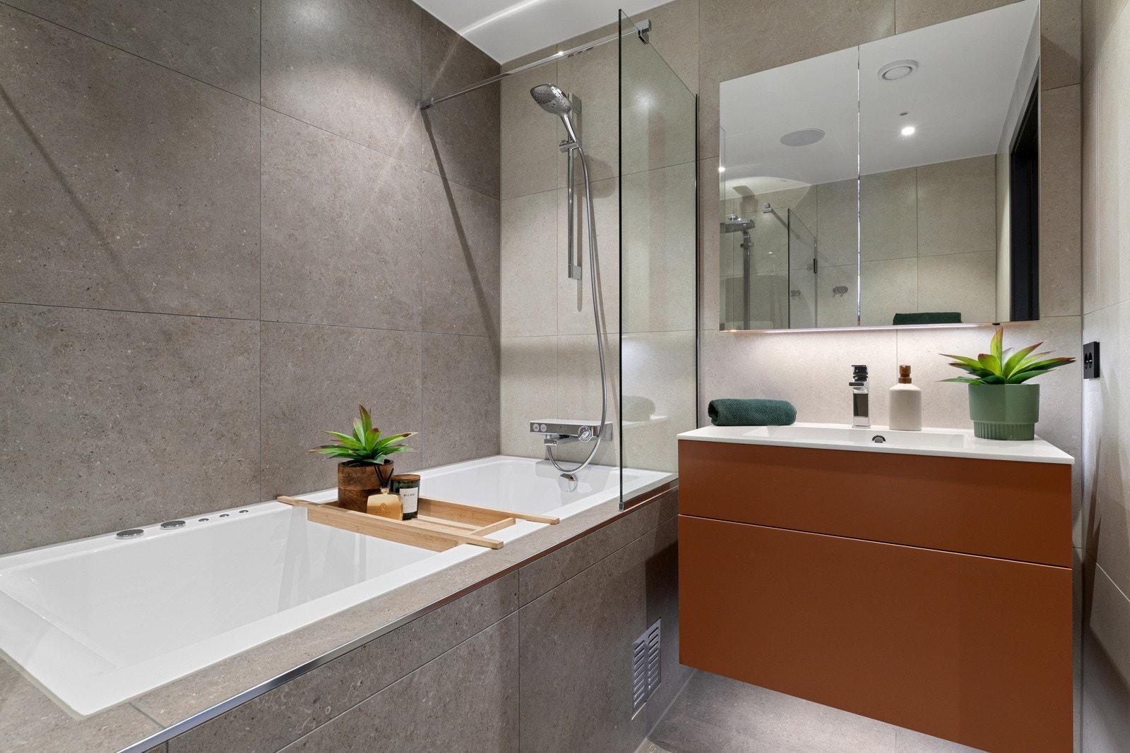 1. etasje: Flott flislagt bad med varmekabler og downlights Galleribilde