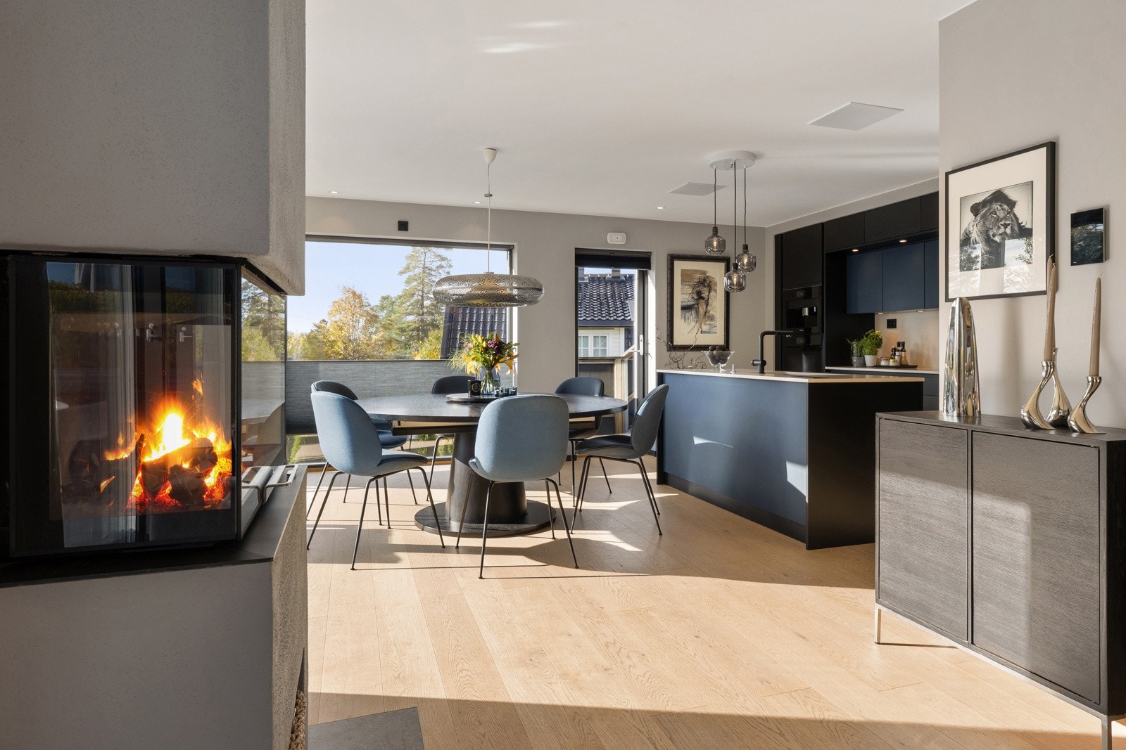 2. etasje: Innmurt Nordpeis type Monaco med hev/senk glass. Synlig fra stue, spisestue og kjøkken. Gnistplate/flis integrert i gulvet. Galleribilde