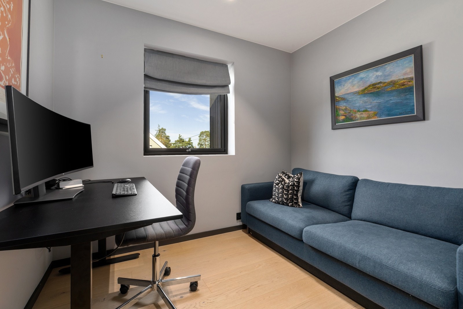 2. etasje: I boligens hovedetasje er det 1 soverom i tillegg til hovedsoverommet. Selger benytter i dag soverom 2 som hjemmekontor Galleribilde