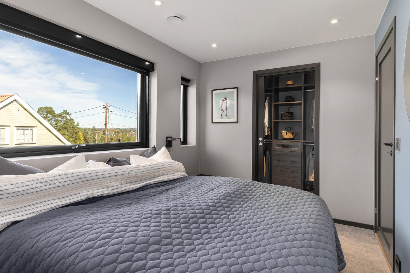 2. etasje: Fra hovedsoverommet har du inngang til walk-in closet. Soft-close funksjon på skyvedører. Integrerte høyttalere i taket så du kan ta morgenkaffen med favorittradiokanalen på. Galleribilde