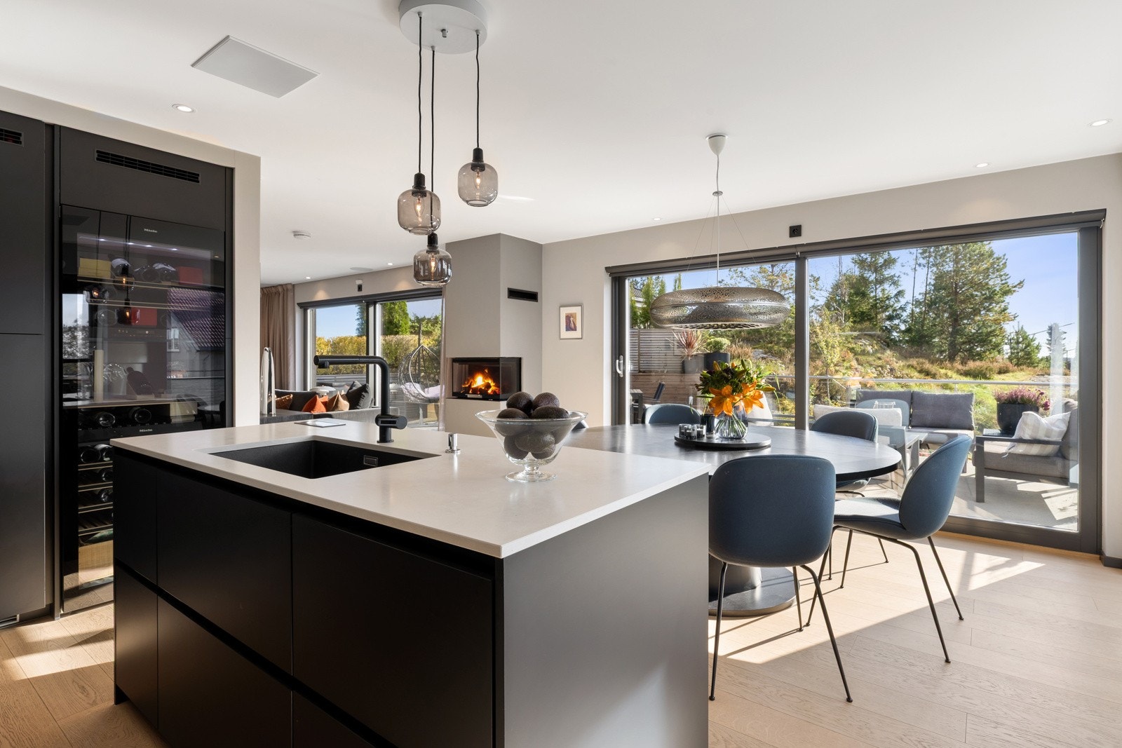 2. etasje: Kjøkkenøyen har godt med benkeplass og skapinnredning. Inneholder oppvaskmaskin av xxl størrelse (Miele) Galleribilde