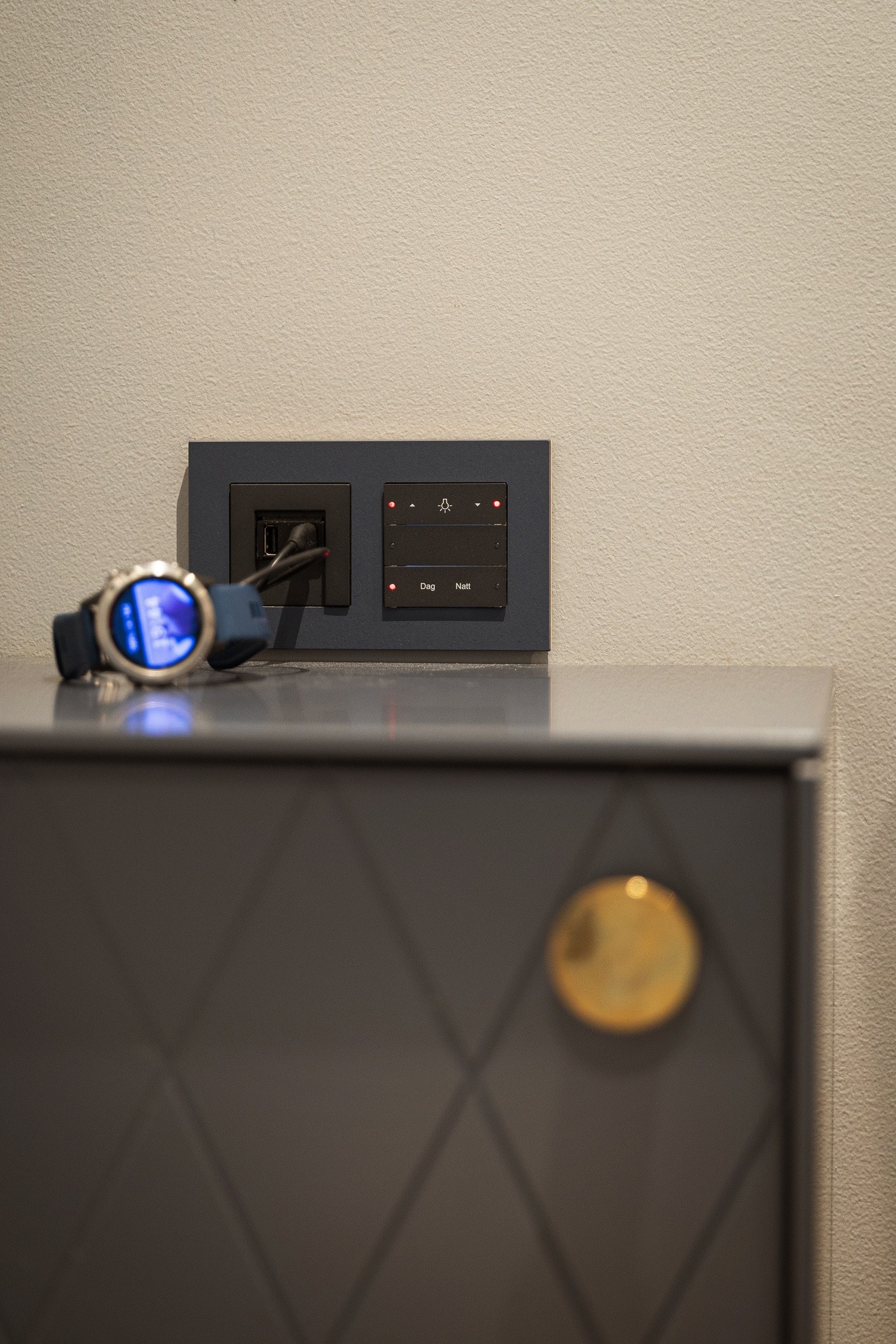 2. etasje: i hovedsoverom er det USB uttak til lading av mobil, smartklokker osv. over nattbordene. Bryterne er også programmert slik at du kan skru på natt-/eller dagmodus rett fra sengen. I f.eks. nattmodus skrus alt ønsket lys i hele huset av med et t Galleribilde
