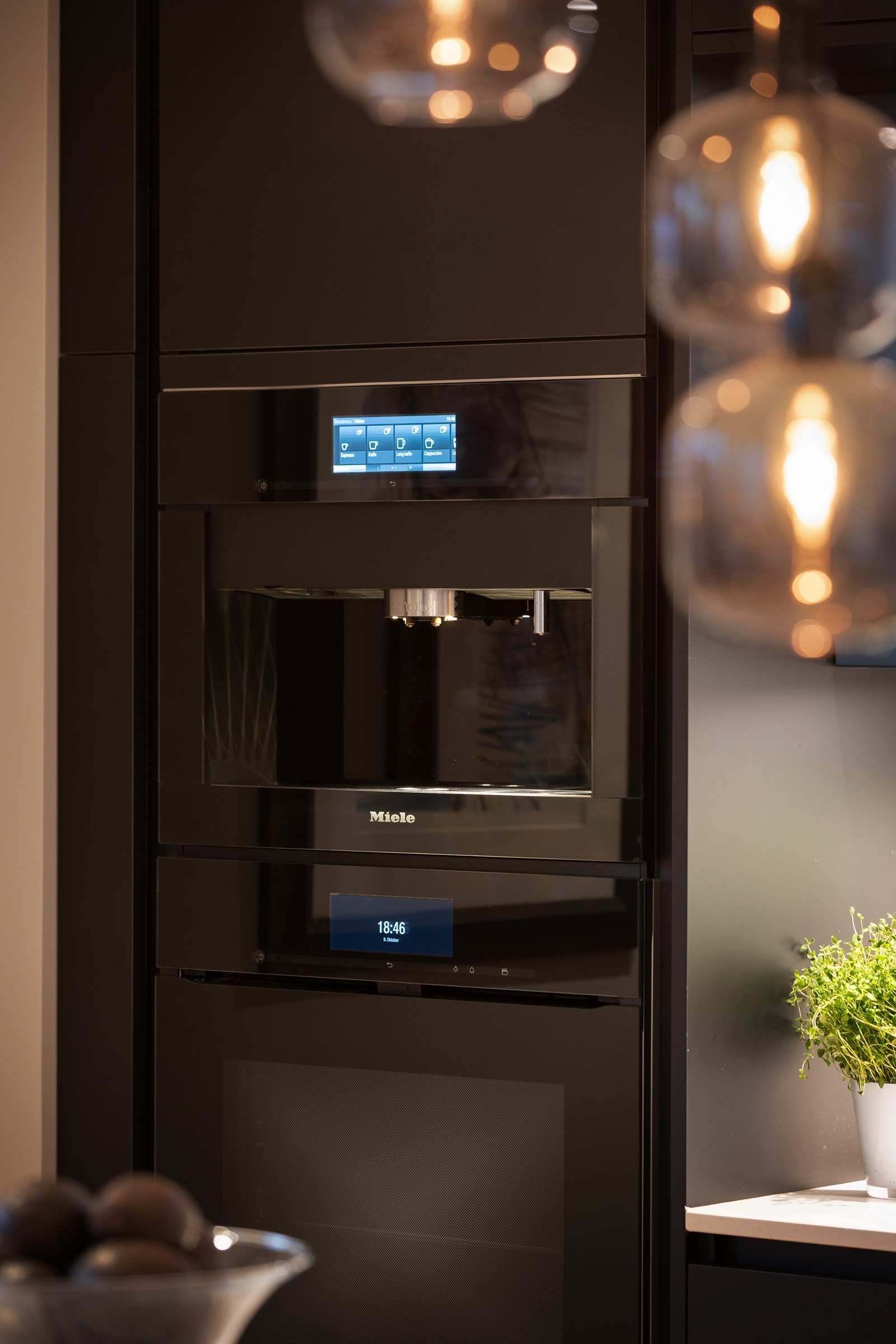 2. etasje: Integrert kaffemaskin med fast vanntilkobling samt avansert komfyr. Begge fra Miele med touchpaneler og uten generende håndtak. Galleribilde